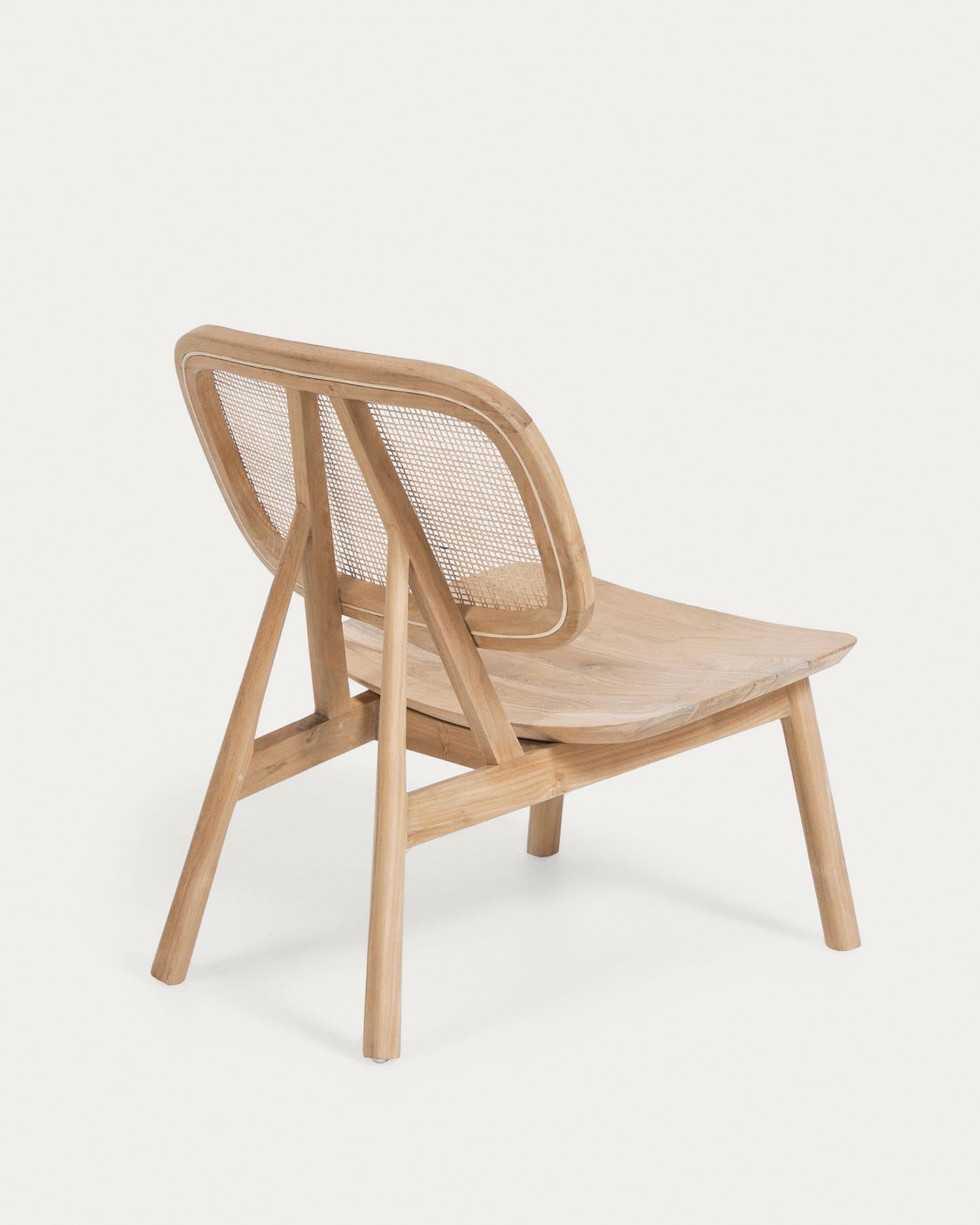 Der Nadra Sessel von Kave Home vereint robustes Teakholz und feines Rattan für höchsten Komfort und zeitloses Design – perfekt für jedes Zuhause.