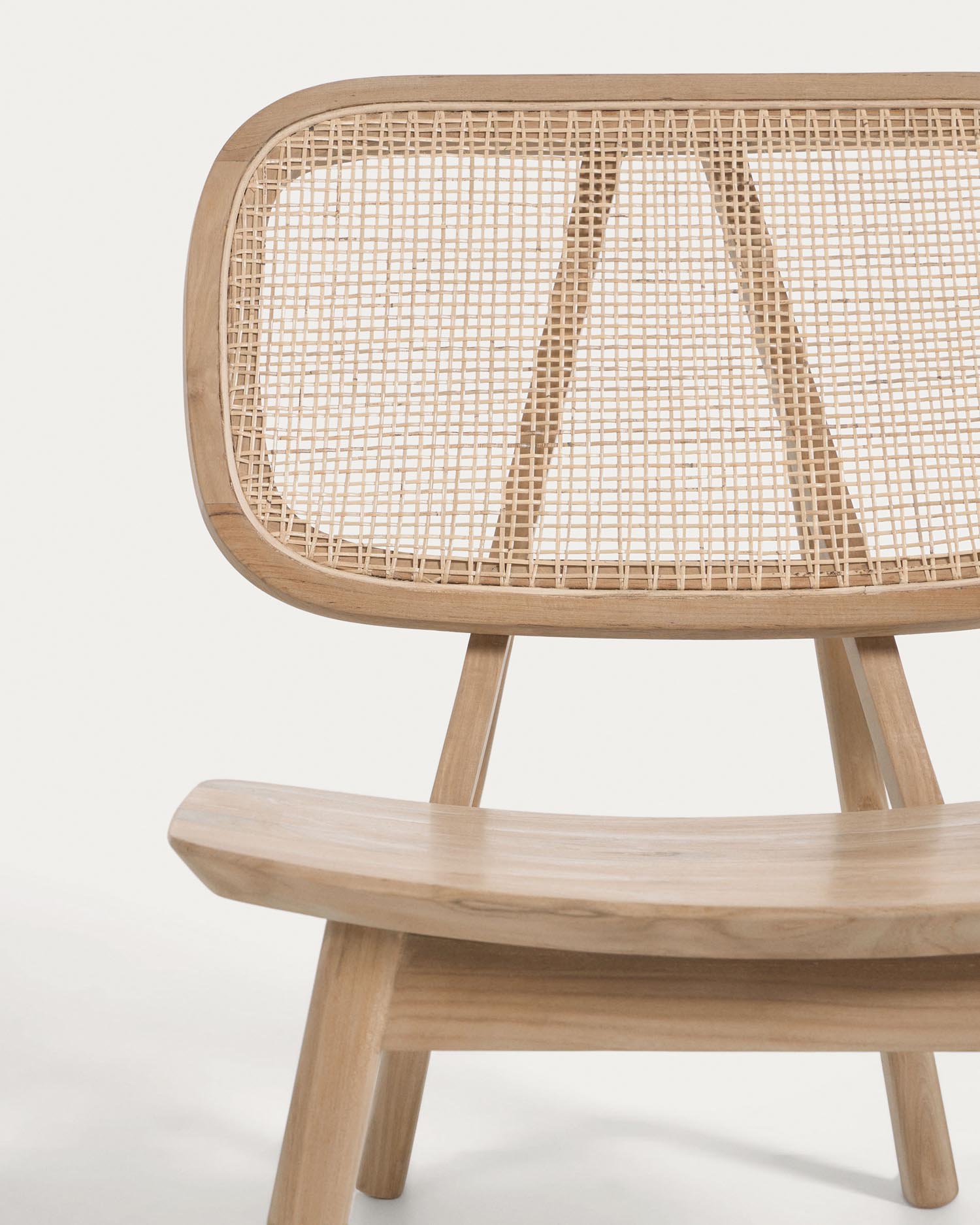 Der Nadra Sessel aus Teakholz und Rattan von Kave Home vereint natürliche Materialien mit elegantem Design für stilvolle Räume.