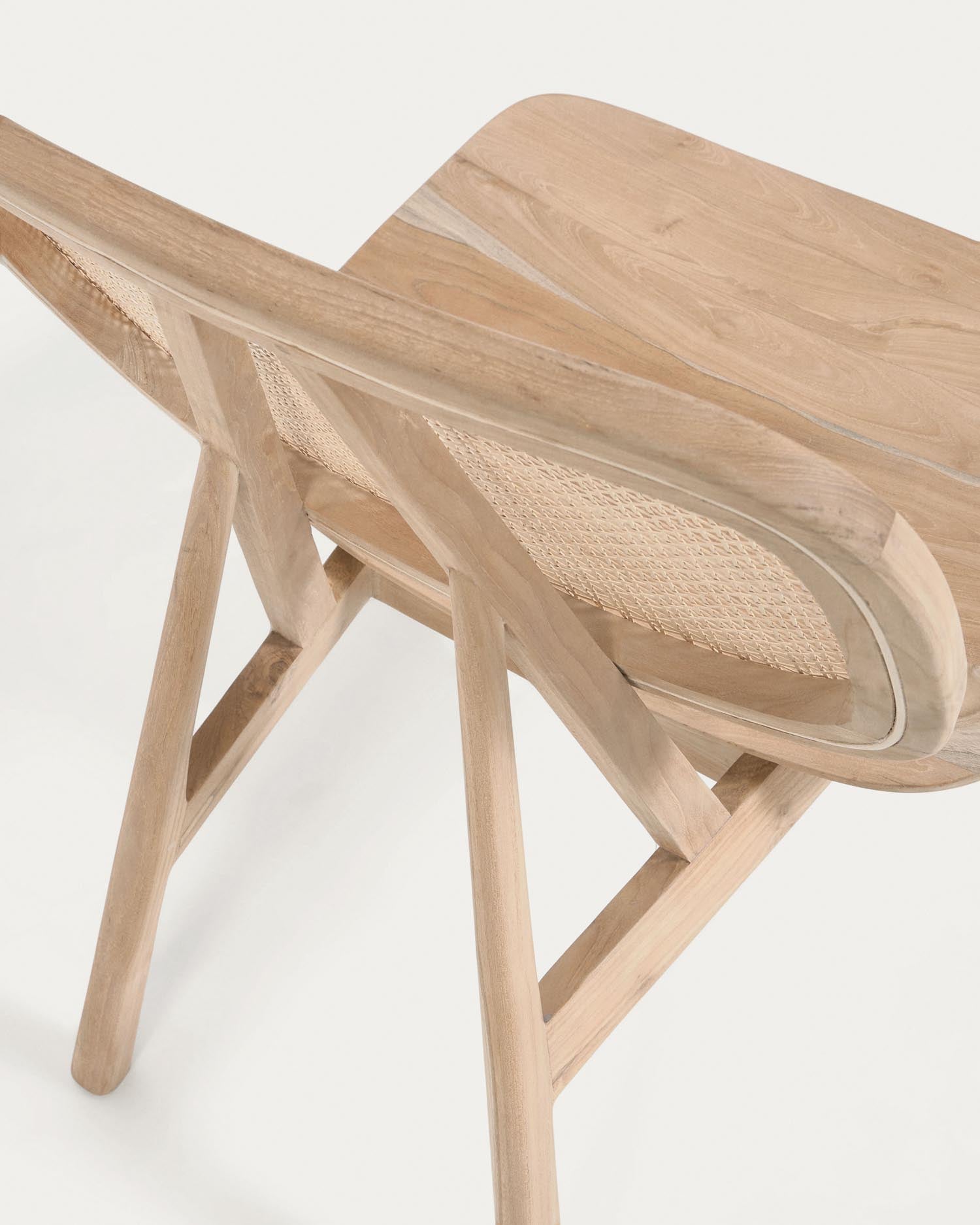 Der Nadra Sessel aus Teakholz und Rattan von Kave Home vereint stilvolles Design mit hochwertigen, natürlichen Materialien.