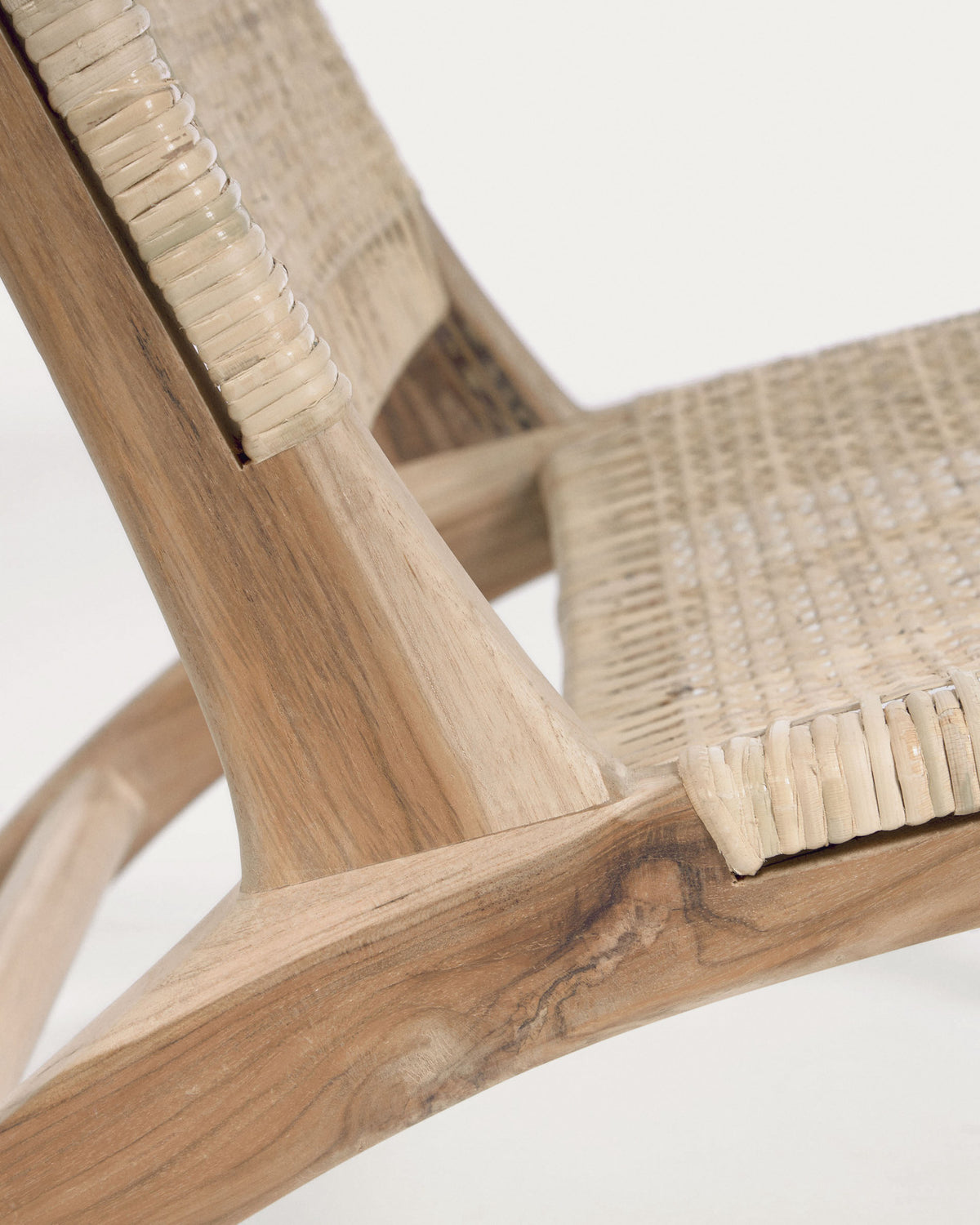 Beida Sessel aus massivem Teakholz in Natur präsentiert im Onlineshop von KAQTU Design AG. Sessel ist von Kave Home