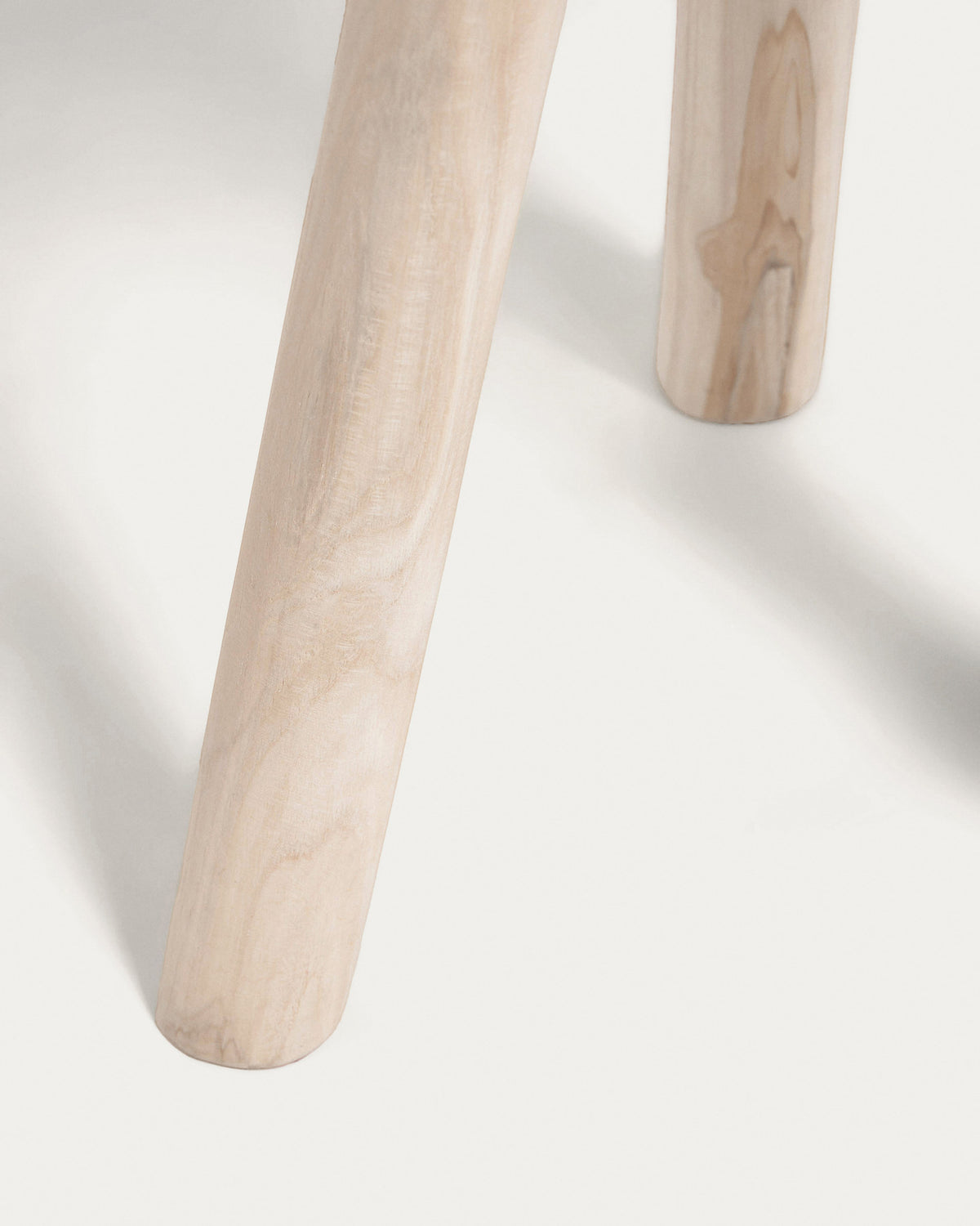 Glenda runder Beistelltisch aus massivem Teakholz Ø 35 cm in Natur präsentiert im Onlineshop von KAQTU Design AG. Beistelltisch ist von Kave Home