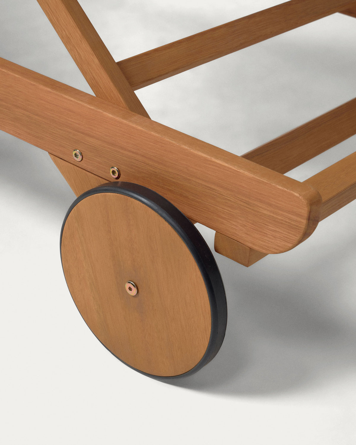 Beila Sonnenliege aus massivem Eukalyptusholz FSC 100% in Natur präsentiert im Onlineshop von KAQTU Design AG. Liegestuhl ist von Kave Home