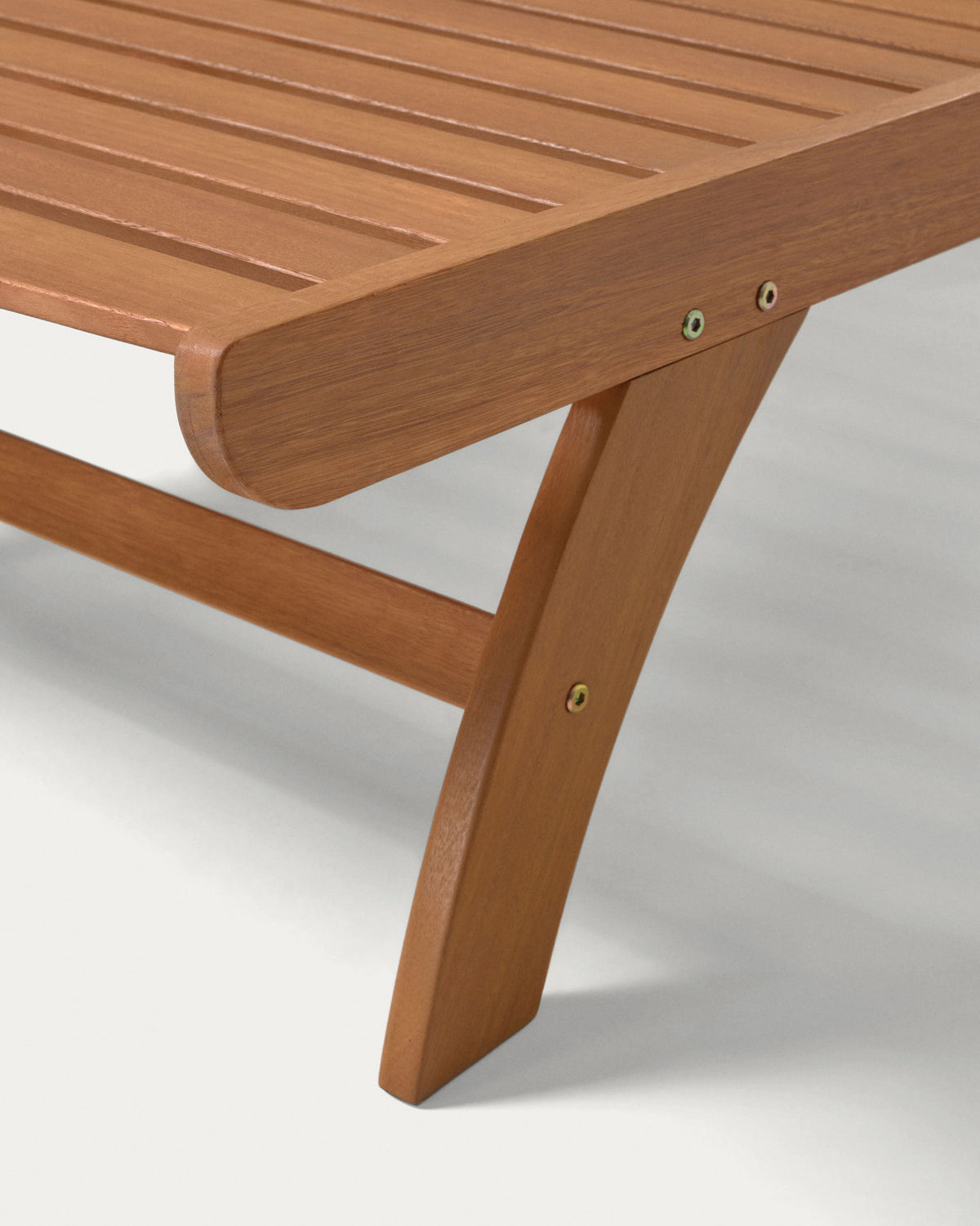 Beila Sonnenliege aus massivem Eukalyptusholz FSC 100% in Natur präsentiert im Onlineshop von KAQTU Design AG. Liegestuhl ist von Kave Home