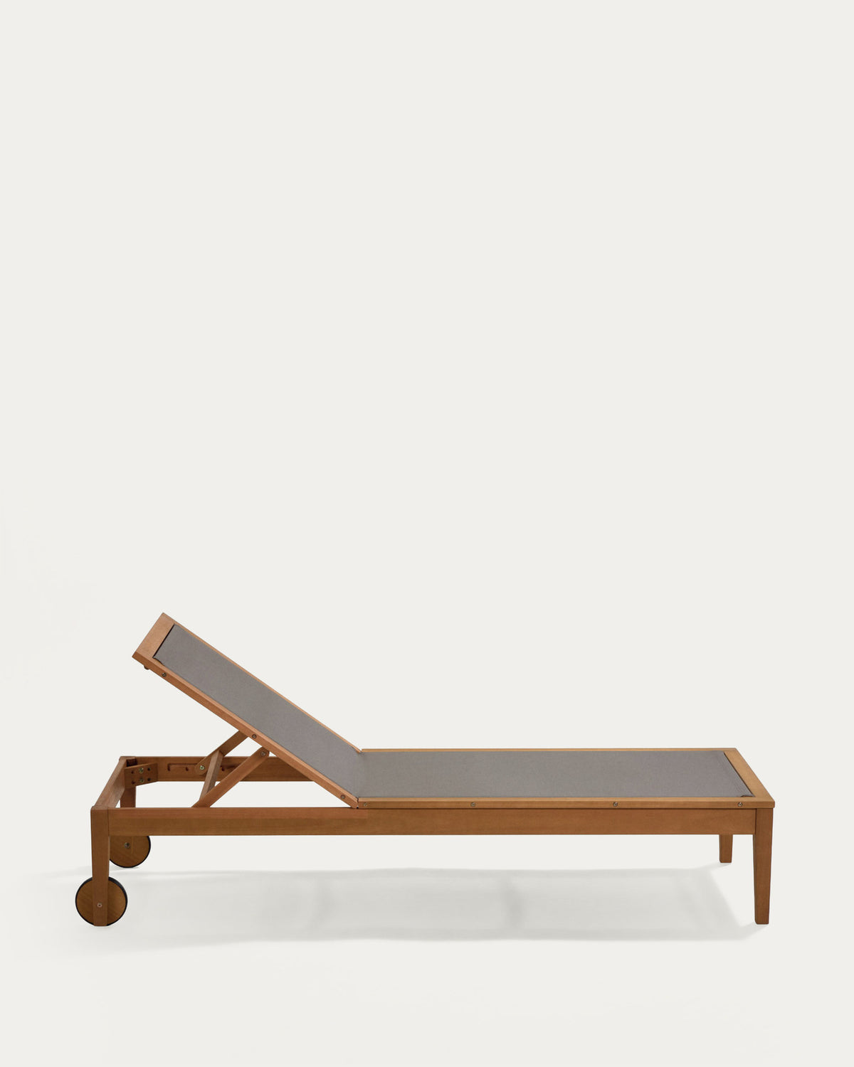 Caterin verstellbare Sonnenliege aus massivem Eukalyptusholz in grau, FSC 100% in Grau präsentiert im Onlineshop von KAQTU Design AG. Liegestuhl ist von Kave Home