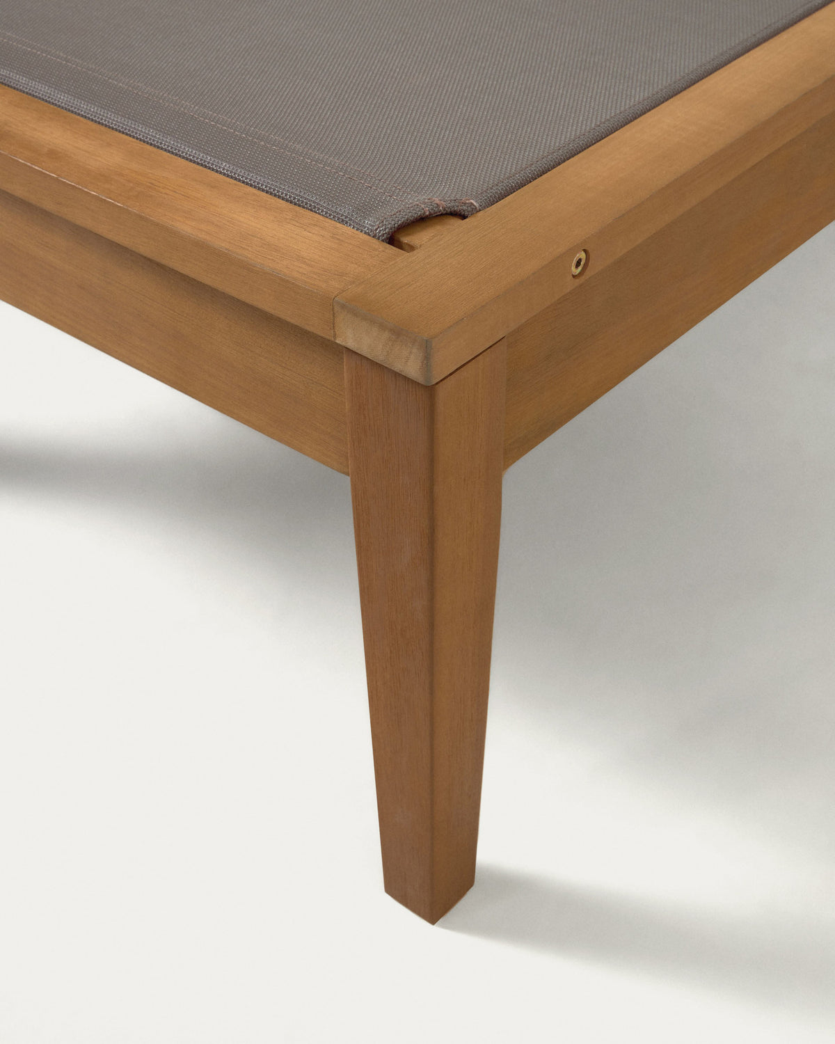 Caterin verstellbare Sonnenliege aus massivem Eukalyptusholz in grau, FSC 100% in Grau präsentiert im Onlineshop von KAQTU Design AG. Liegestuhl ist von Kave Home