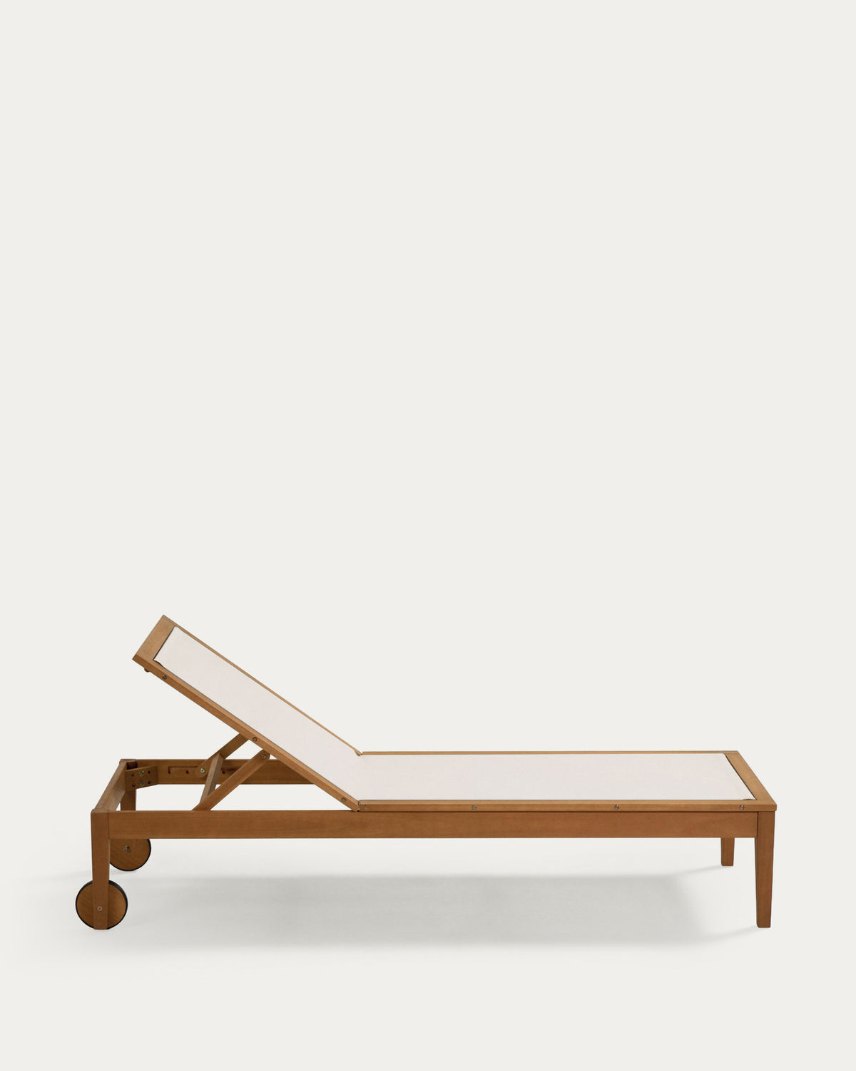 Caterin verstellbare Sonnenliege aus massivem Eukalyptusholz FSC 100% in beige in Beige präsentiert im Onlineshop von KAQTU Design AG. Liegestuhl ist von Kave Home