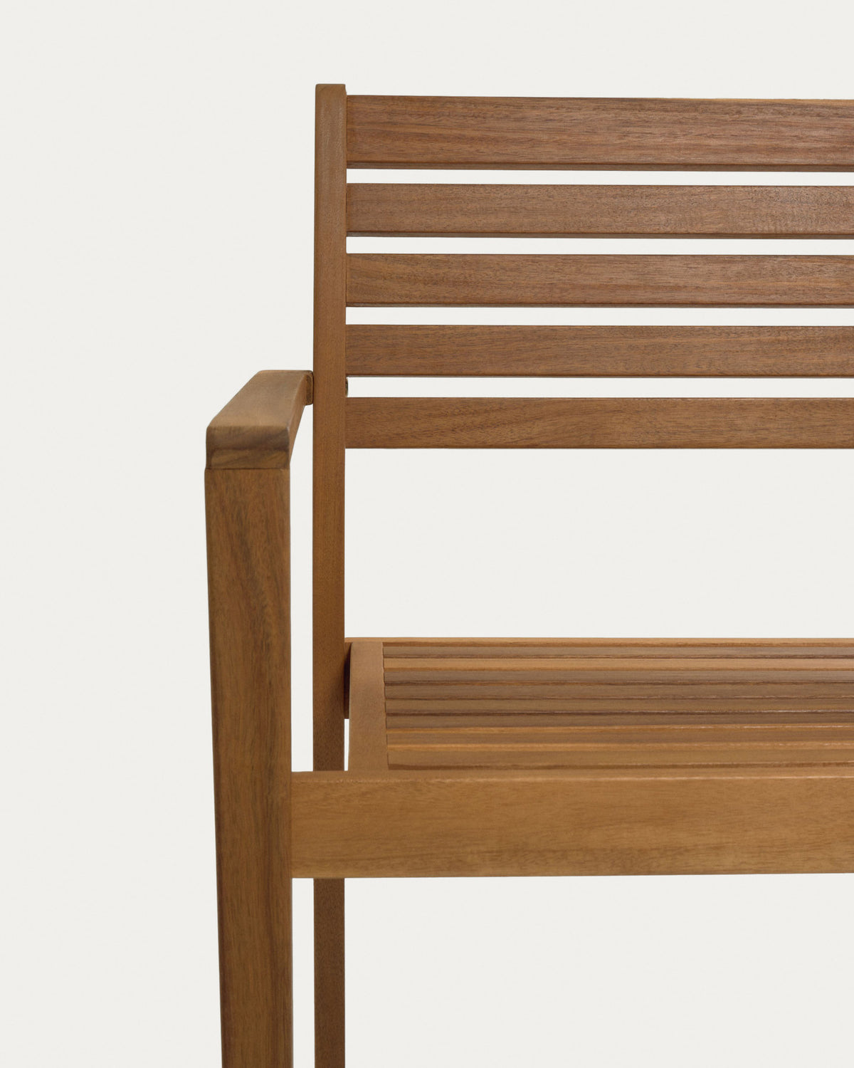 Stapelbarer Outdoor-Stuhl Hanzel aus massivem Akazienholz FSC 100% in Natur präsentiert im Onlineshop von KAQTU Design AG. Gartenstuhl mit Armlehnen ist von Kave Home