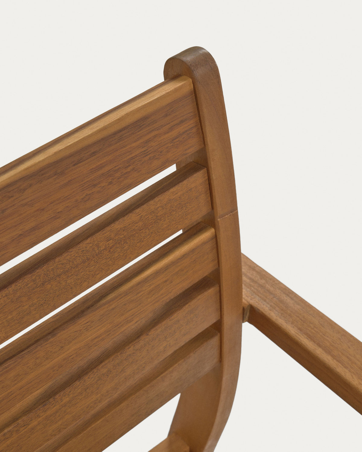 Stapelbarer Outdoor-Stuhl Hanzel aus massivem Akazienholz FSC 100% in Natur präsentiert im Onlineshop von KAQTU Design AG. Gartenstuhl mit Armlehnen ist von Kave Home