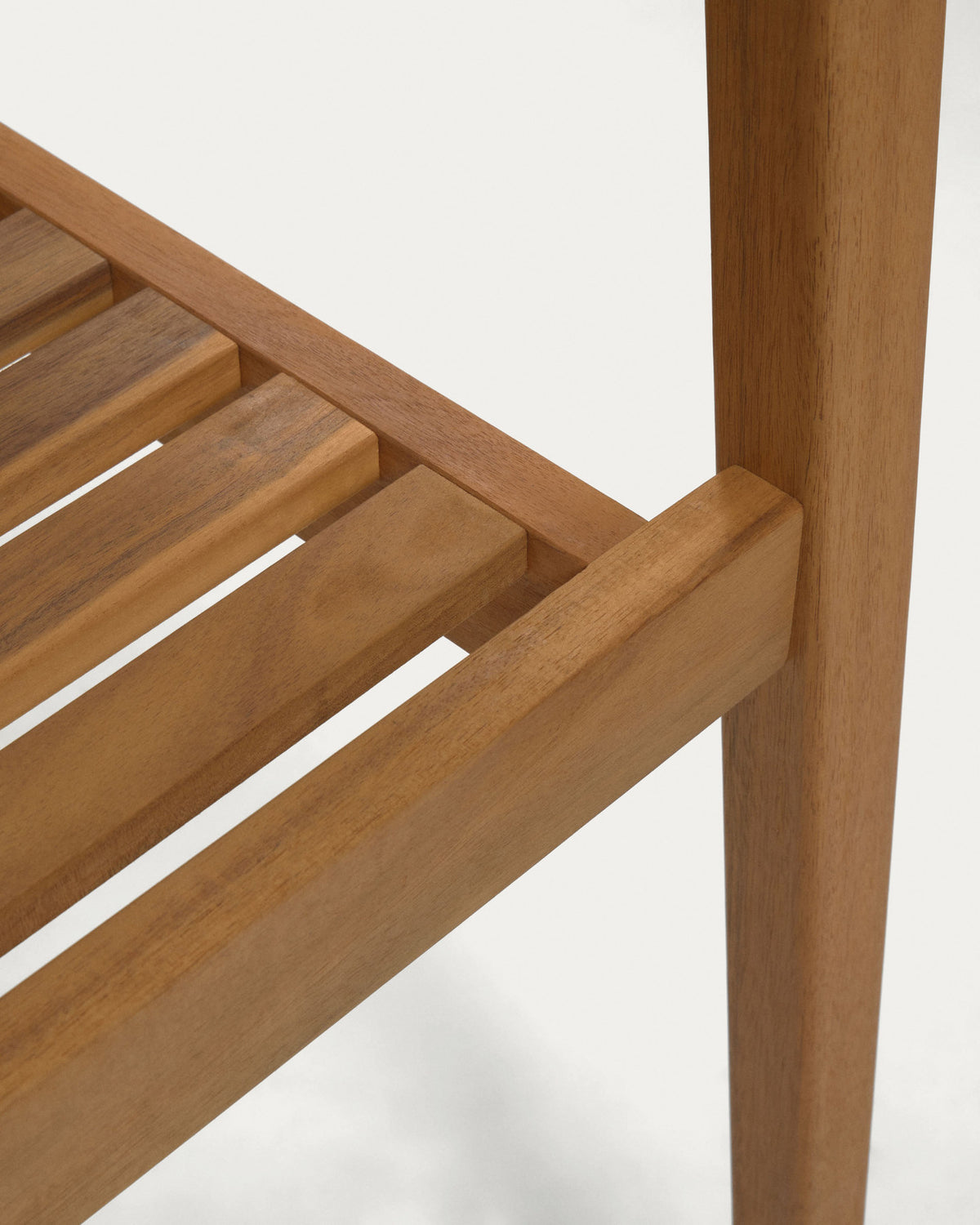 Stapelbarer Outdoor-Stuhl Hanzel aus massivem Akazienholz FSC 100% in Natur präsentiert im Onlineshop von KAQTU Design AG. Gartenstuhl mit Armlehnen ist von Kave Home