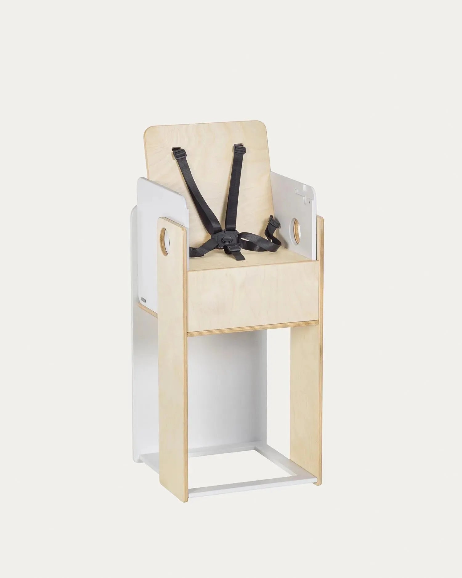 Der Nuun Hochstuhl von Kave Home aus Birkenfurnier bietet modernes Design und Funktionalität für stilvolle Wohnräume.