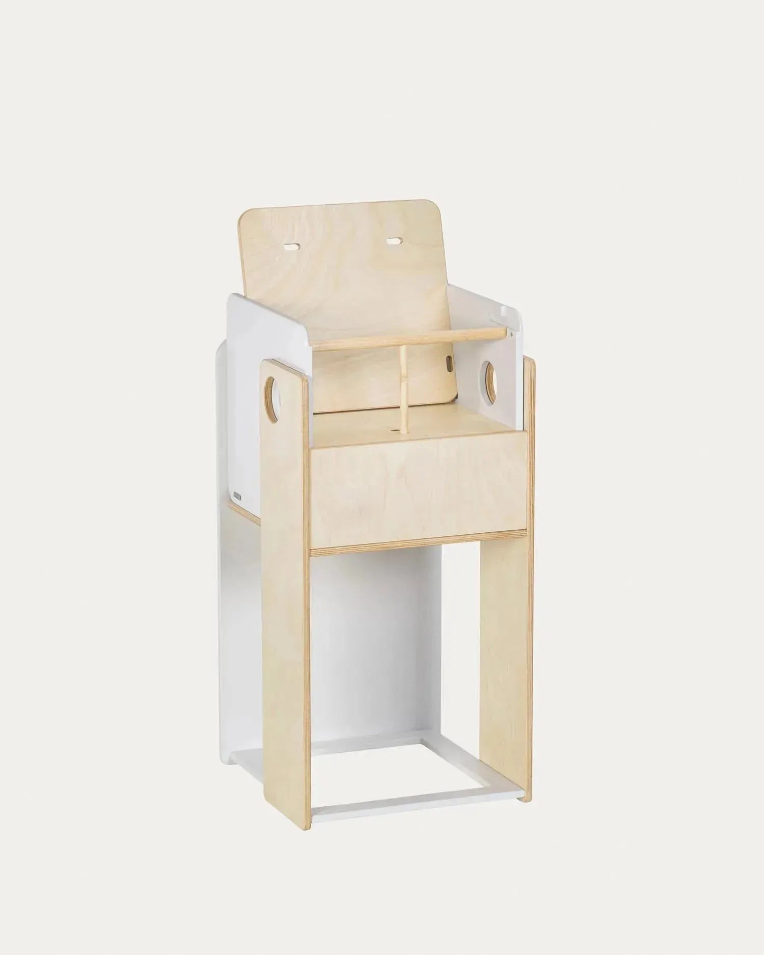 Der Nuun Hochstuhl aus Birkenfurnier von Kave Home kombiniert zeitgemäßes Design mit praktischer Vielseitigkeit für Ihr Zuhause.