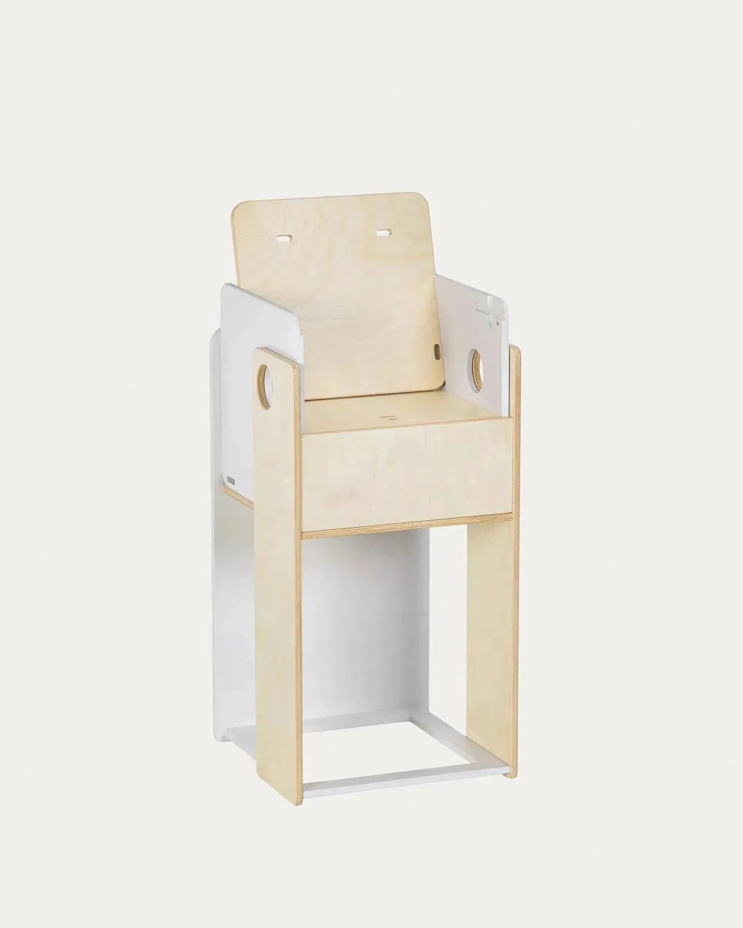 Der Nuun Hochstuhl aus Birkenfurnier von Kave Home kombiniert zeitgemäßes Design mit praktischer Vielseitigkeit für Ihr Zuhause.