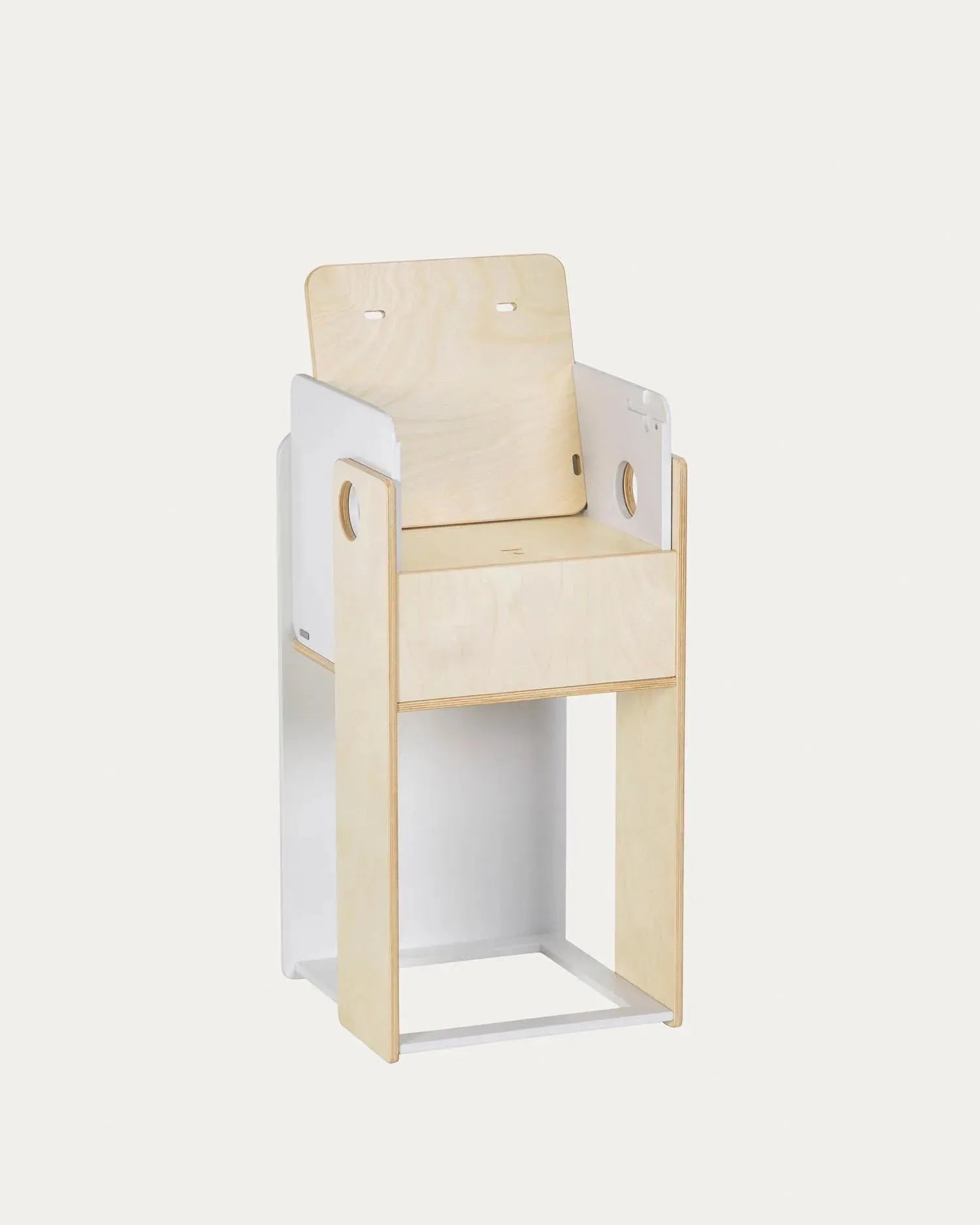 Der Nuun Hochstuhl aus Birkenfurnier von Kave Home bietet modernes Design und Funktionalität für stilvolle Essbereiche.