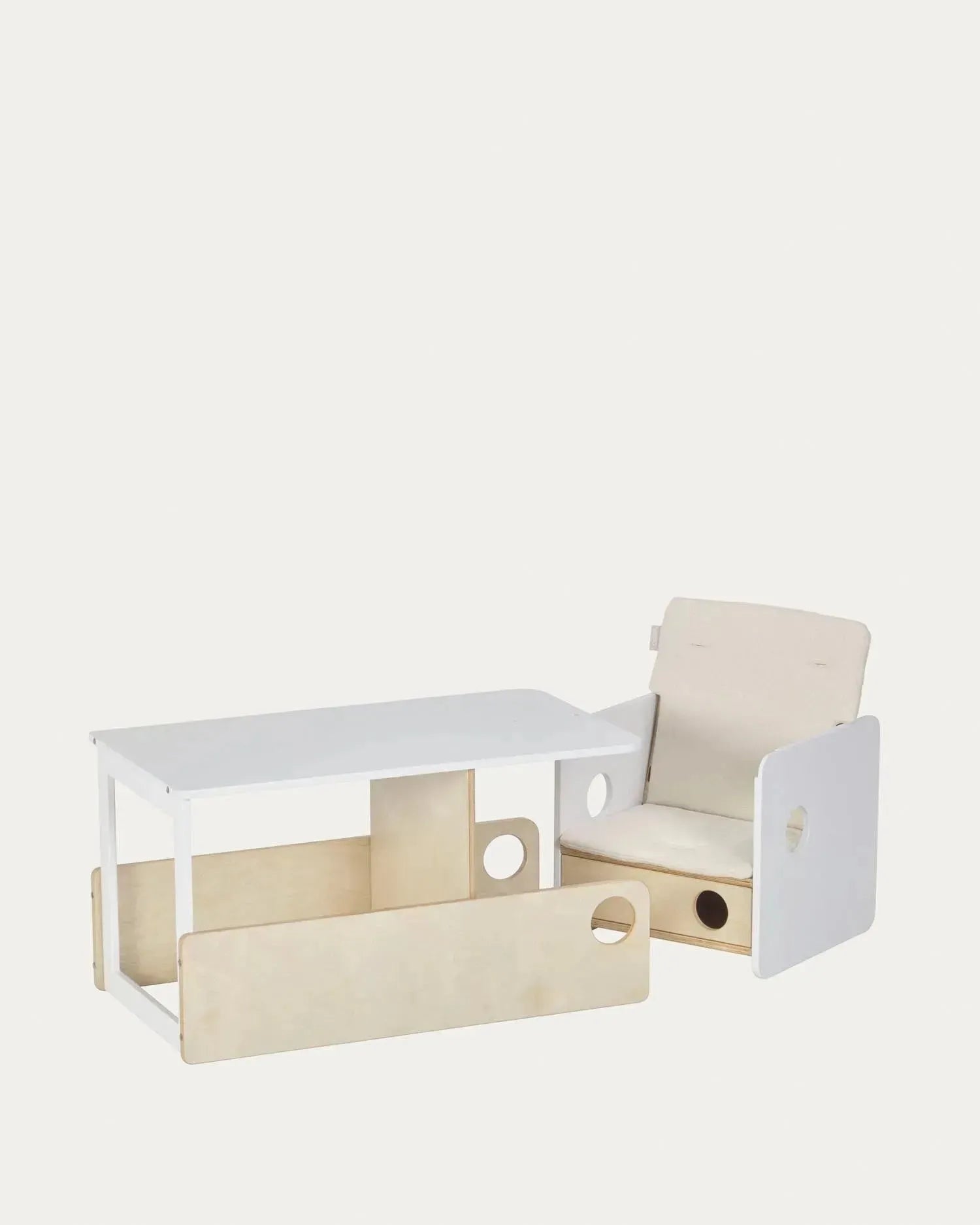 Der Nuun Hochstuhl von Kave Home aus Birkenfurnier bietet modernes Design und Funktionalität für stilvolle Wohnräume.