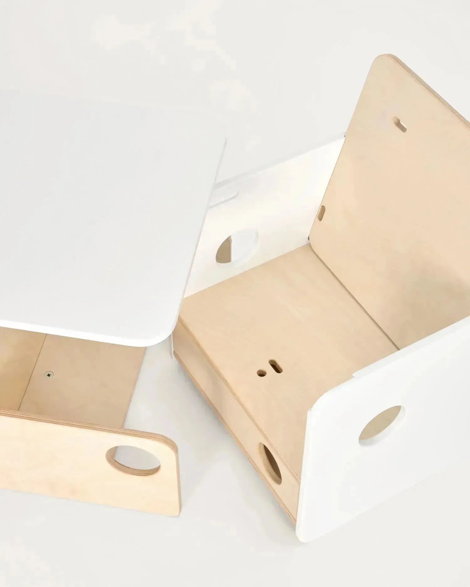 Der Nuun Hochstuhl aus Birkenfurnier von Kave Home kombiniert zeitgemäßes Design mit praktischer Vielseitigkeit für Ihr Zuhause.
