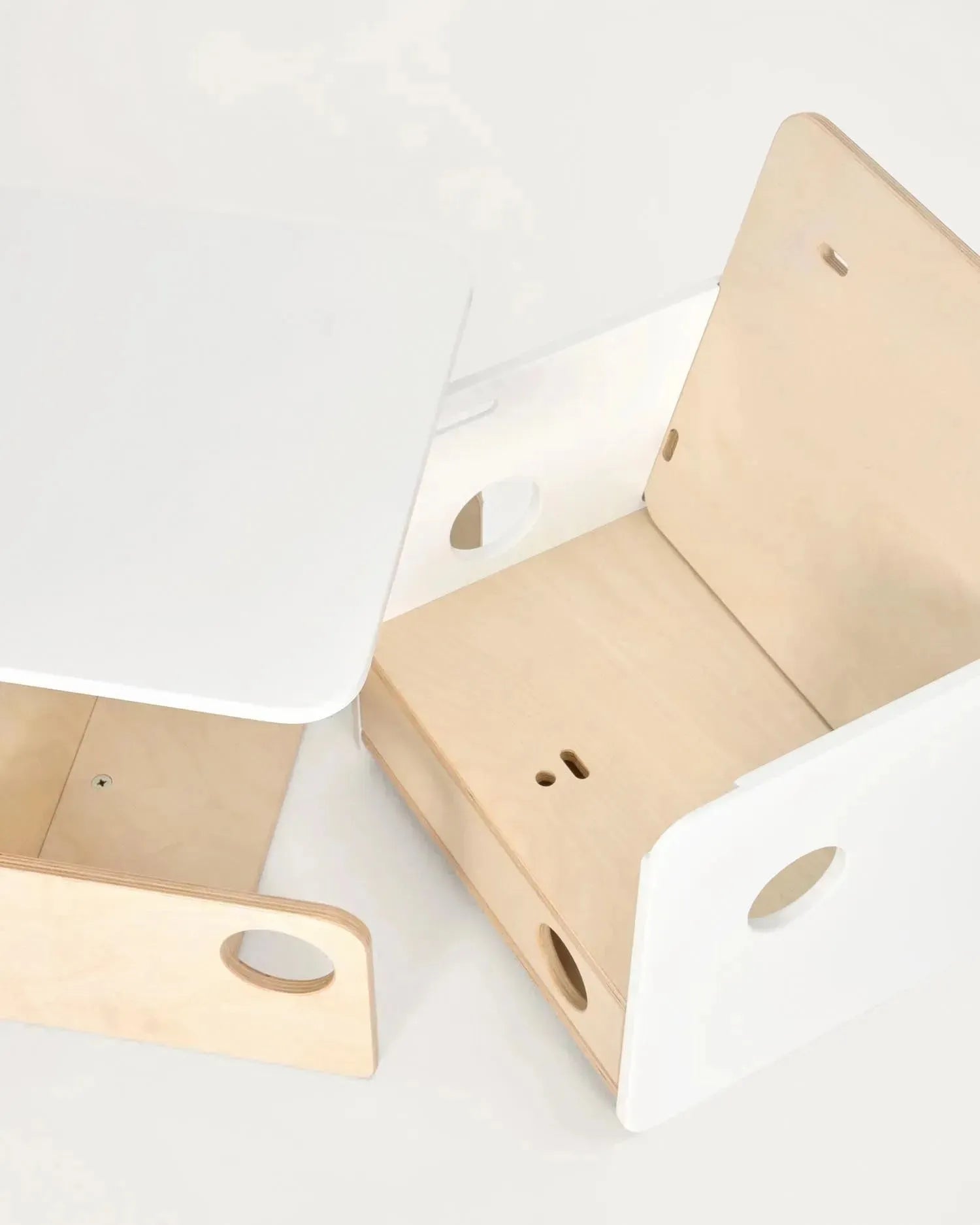 Der Nuun Hochstuhl aus Birkenfurnier von Kave Home kombiniert zeitgemäßes Design mit praktischer Vielseitigkeit für Ihr Zuhause.