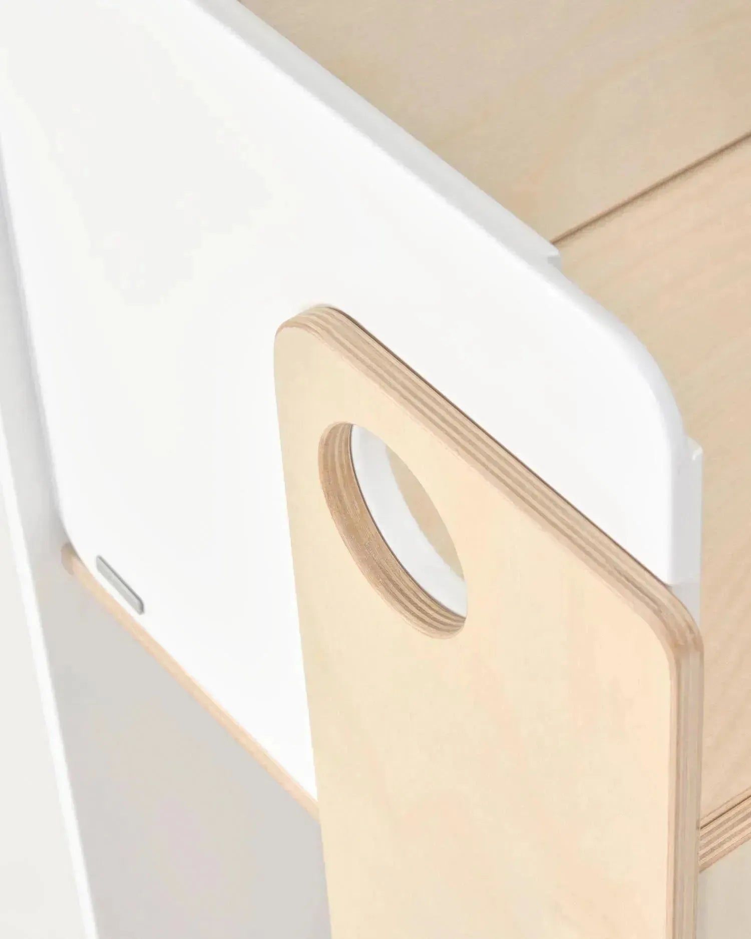 Der Nuun Hochstuhl von Kave Home aus Birkenfurnier bietet modernes Design und Funktionalität für stilvolle Wohnräume.