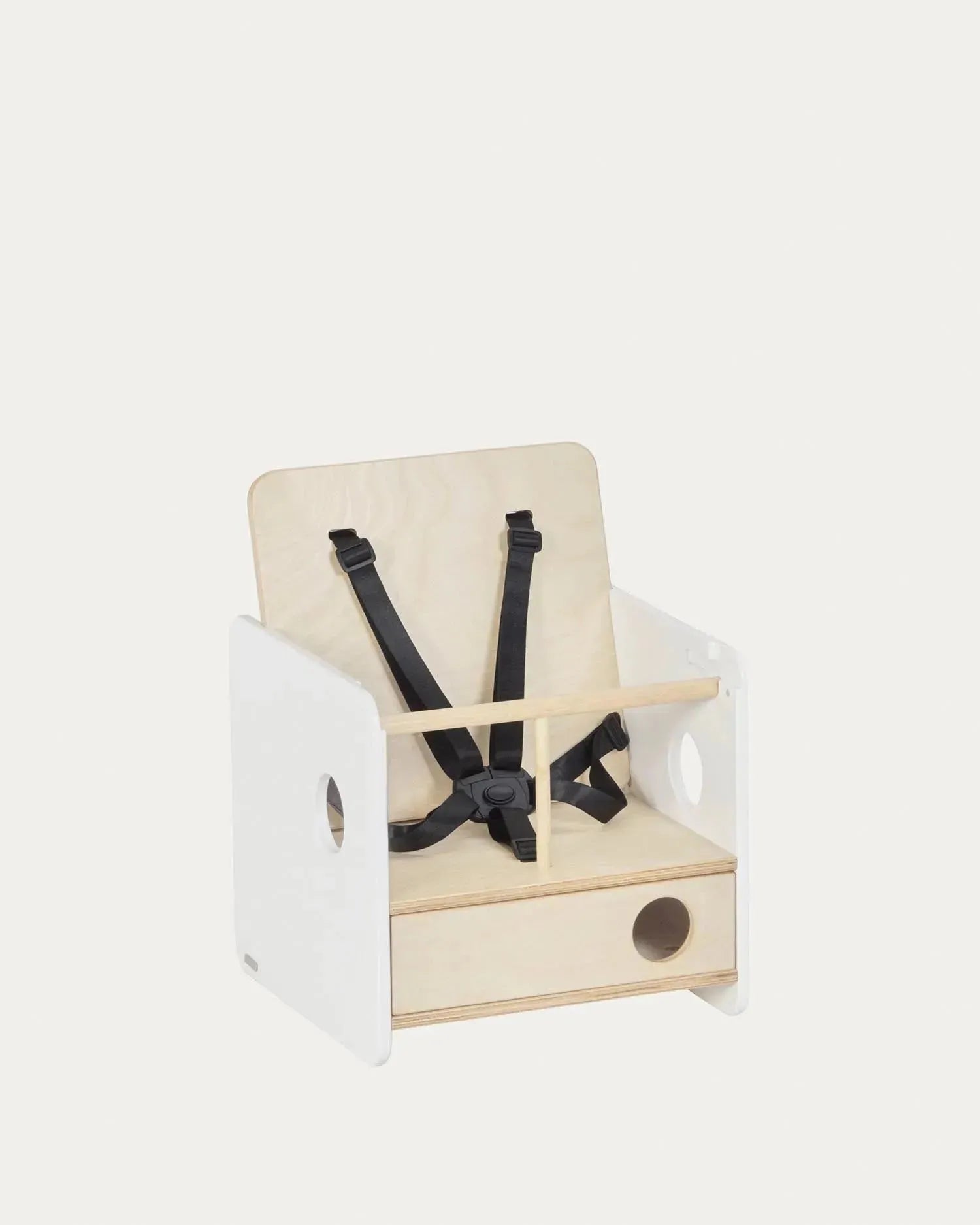 Der Nuun Kinderstuhl aus Birkenfurnier von Kave Home ist ergonomisch, höhenverstellbar und kombiniert modernes Design mit Funktionalität.