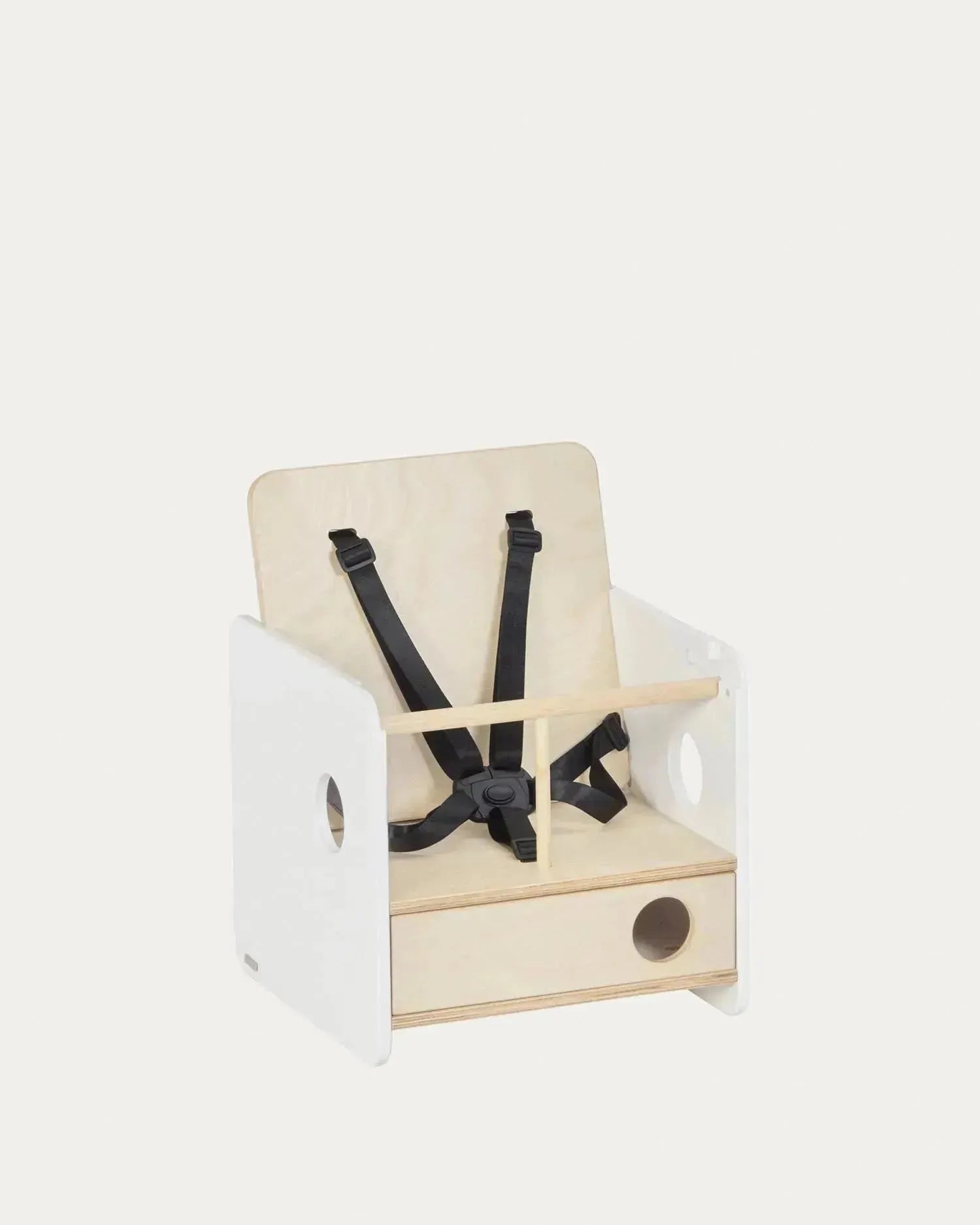 Der Nuun Kinderstuhl aus Birkenfurnier von Kave Home ist ergonomisch, höhenverstellbar und kombiniert modernes Design mit Funktionalität.
