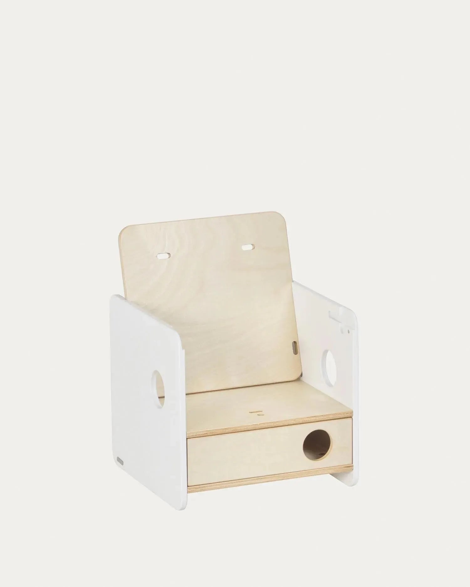 Der Nuun Stuhl aus Birkenfurnier von Kave Home ist höhenverstellbar, ergonomisch und vereint Stil mit praktischer Anpassungsfähigkeit.