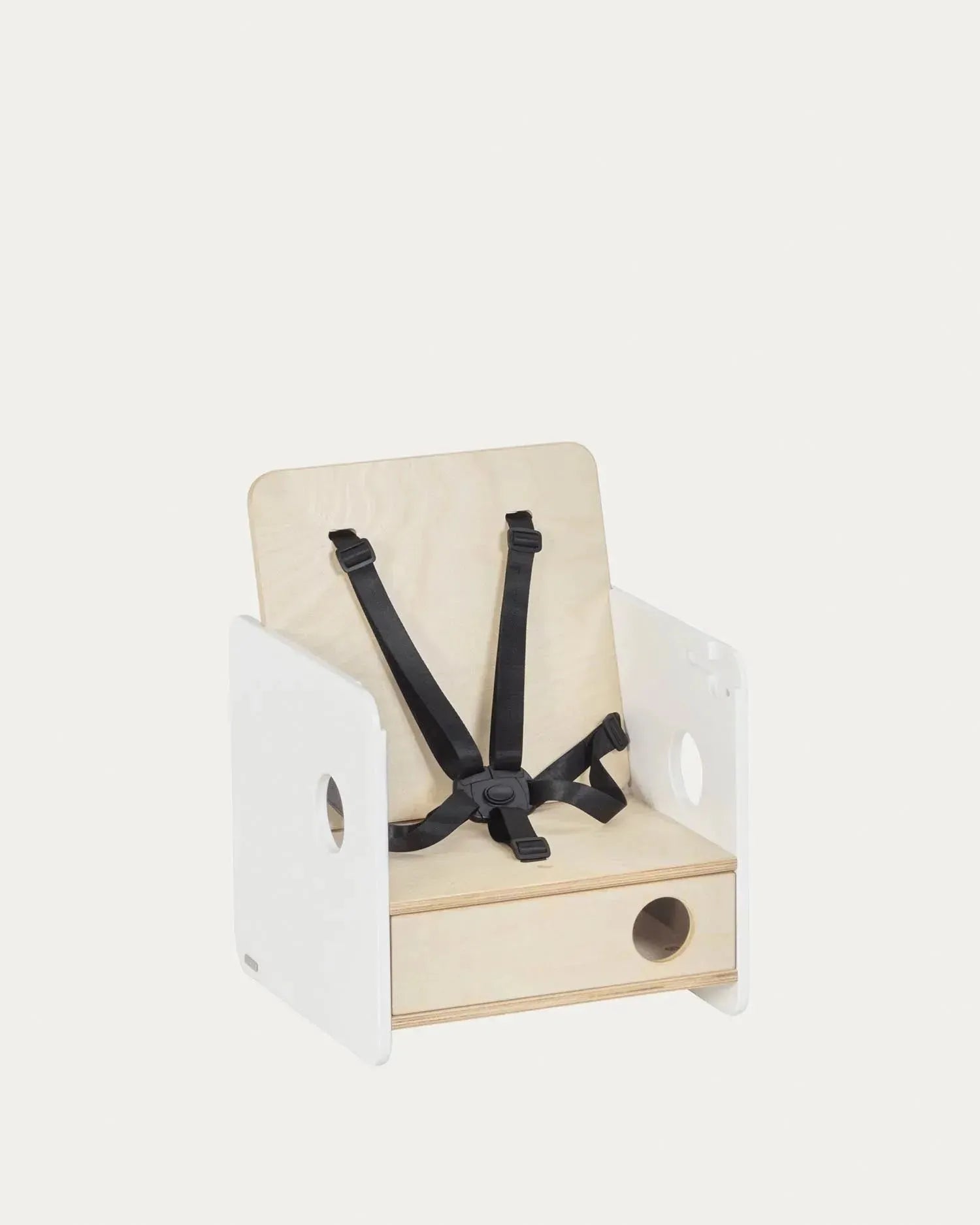 Der Nuun Kinderstuhl aus Birkenfurnier von Kave Home ist ergonomisch, höhenverstellbar und wächst mit Ihrem Kind mit.