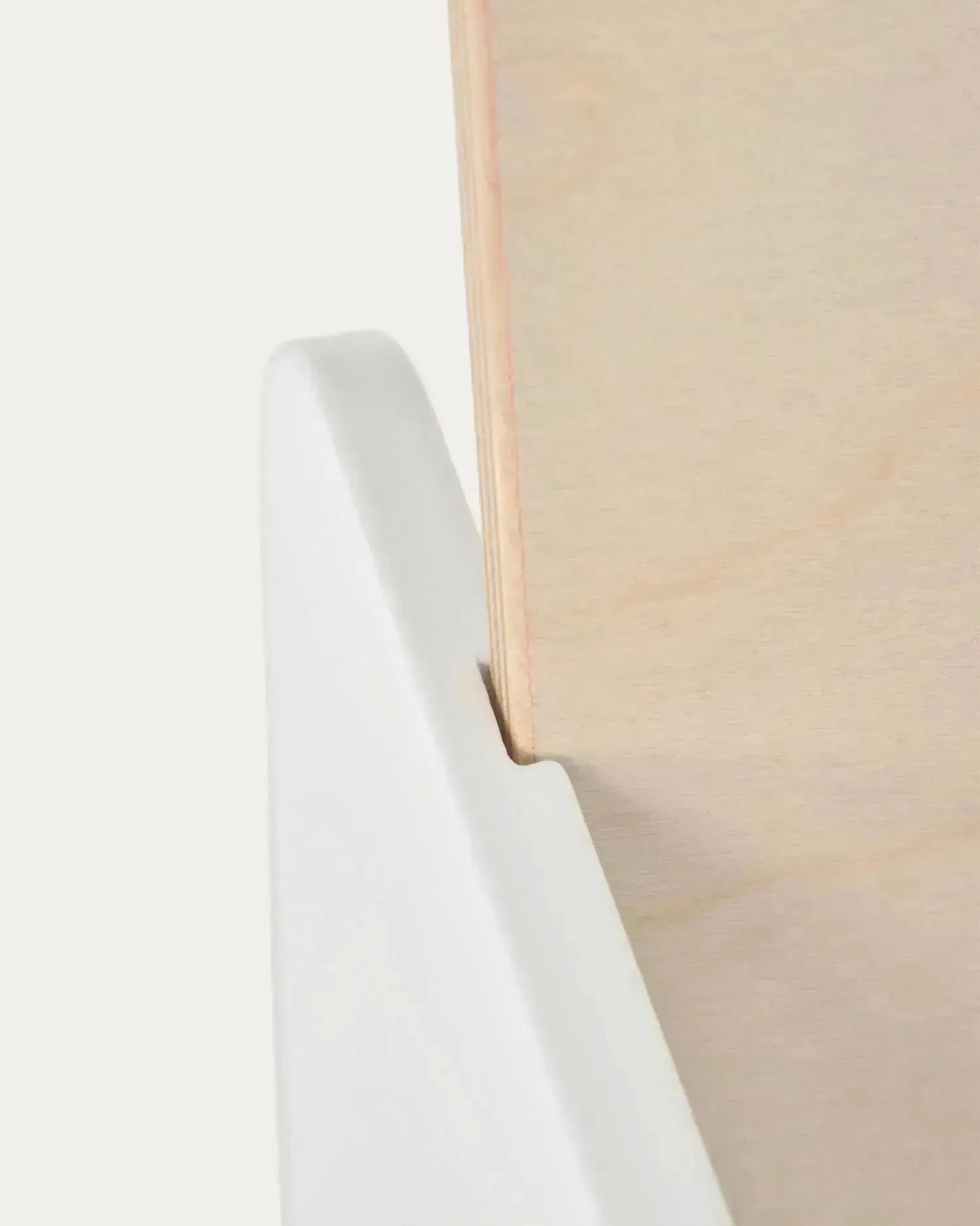 Der Nuun Stuhl aus Birkenfurnier von Kave Home ist höhenverstellbar, ergonomisch und passt sich dem Wachstum Ihres Kindes an.