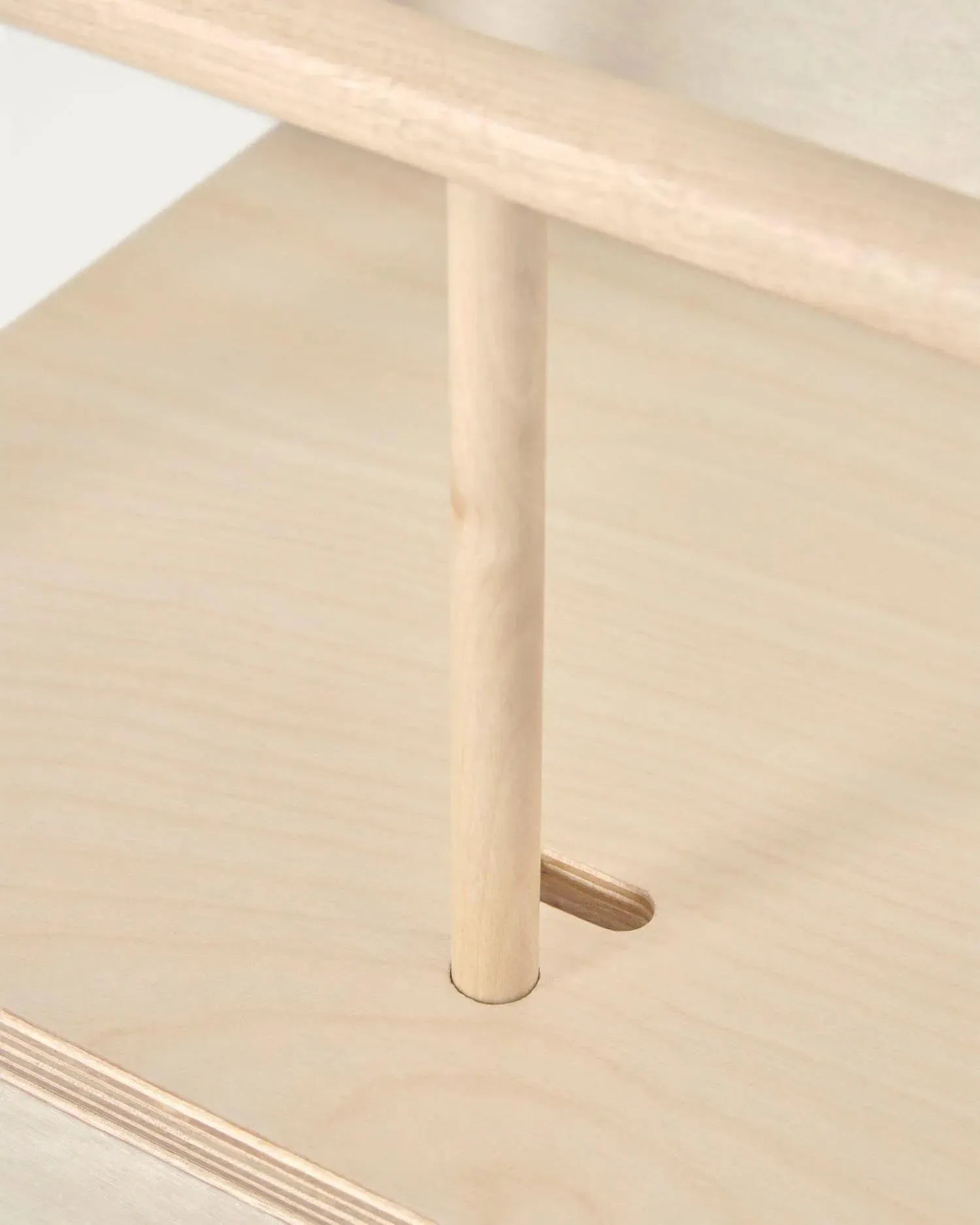 Der Nuun Stuhl aus Birkenfurnier von Kave Home ist höhenverstellbar, ergonomisch und passt sich dem Wachstum Ihres Kindes an.