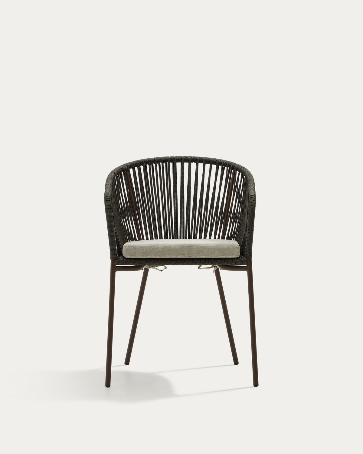 Yanet Stuhl aus Seil in Grün mit Beinen aus verzinktem Stahl in Grün präsentiert im Onlineshop von KAQTU Design AG. Gartenstuhl mit Armlehnen ist von Kave Home