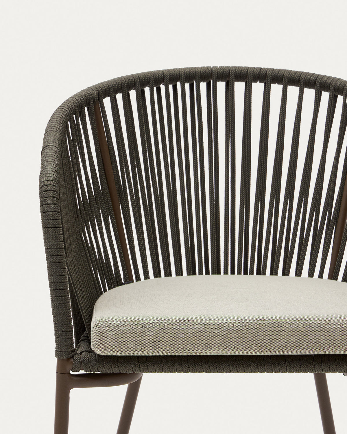 Yanet Stuhl aus Seil in Grün mit Beinen aus verzinktem Stahl in Grün präsentiert im Onlineshop von KAQTU Design AG. Gartenstuhl mit Armlehnen ist von Kave Home