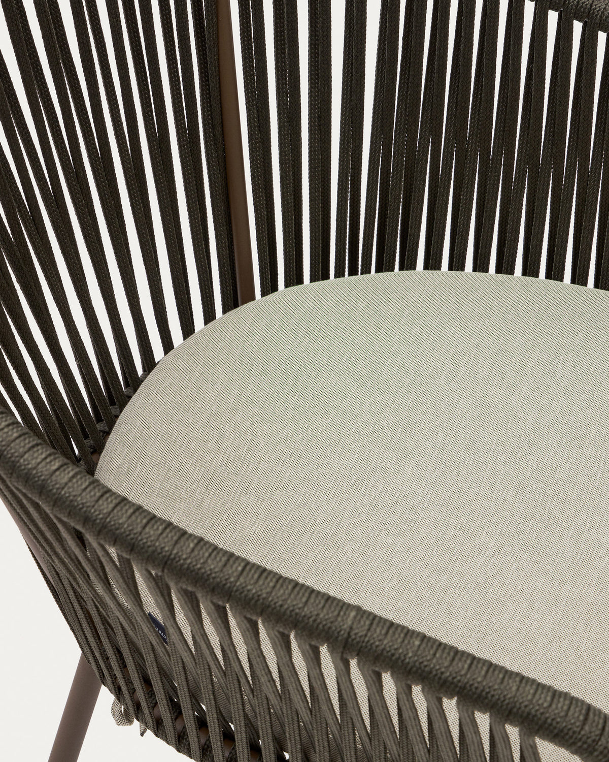 Yanet Stuhl aus Seil in Grün mit Beinen aus verzinktem Stahl in Grün präsentiert im Onlineshop von KAQTU Design AG. Gartenstuhl mit Armlehnen ist von Kave Home