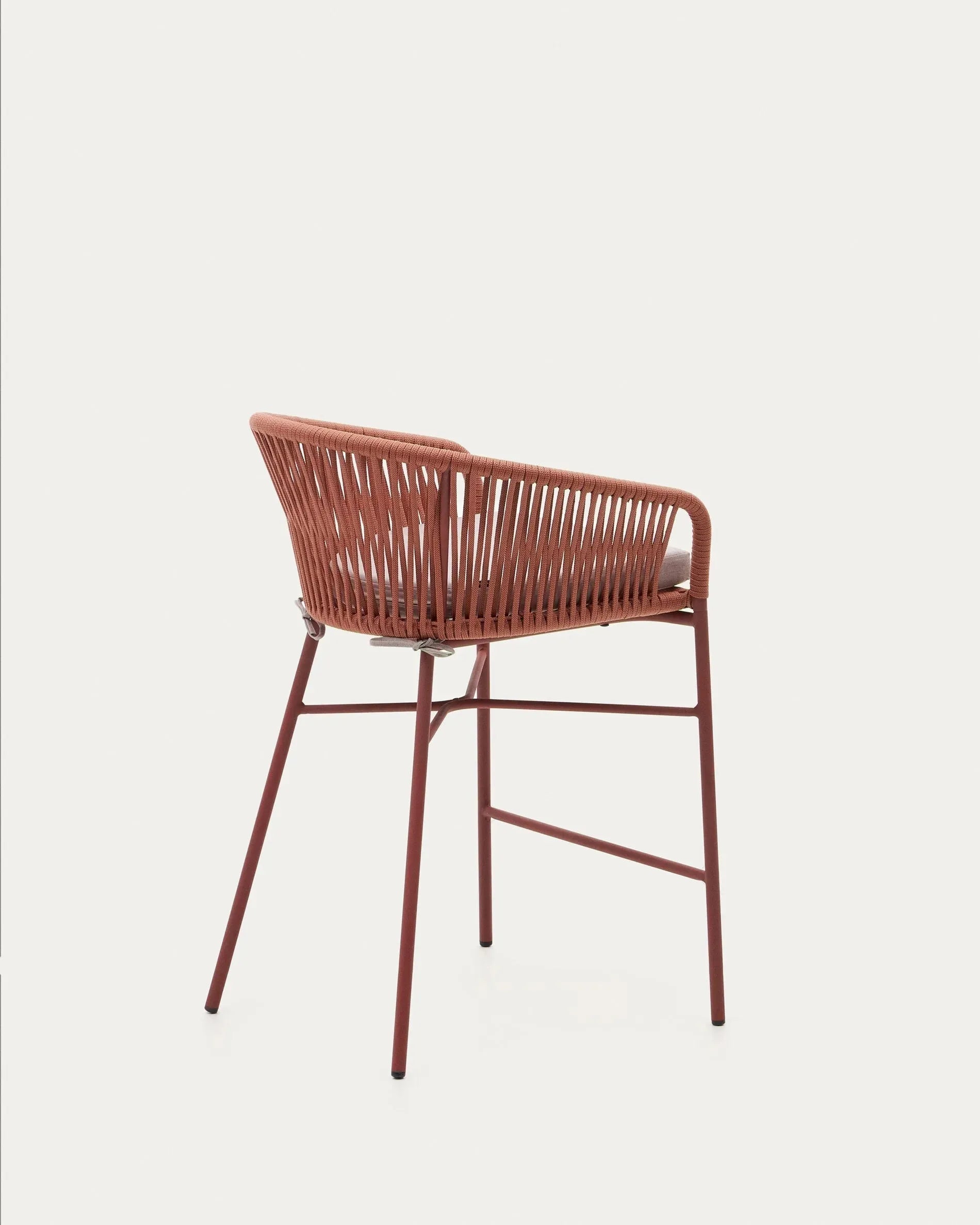Stapelbarer Hocker Yanet, 65 cm, mit Terrakotta-Seil, modernes Design, perfekt für stilvolle und praktische Raumgestaltung.