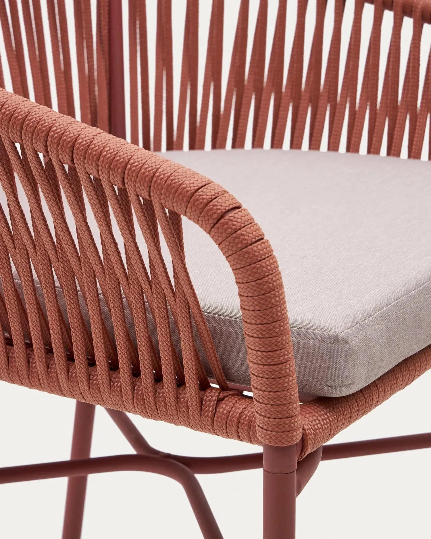 Stapelbarer Hocker Yanet, 65 cm, mit Terrakotta-Seil, modern und praktisch, perfekt für stilvolle Einrichtung und Komfort.