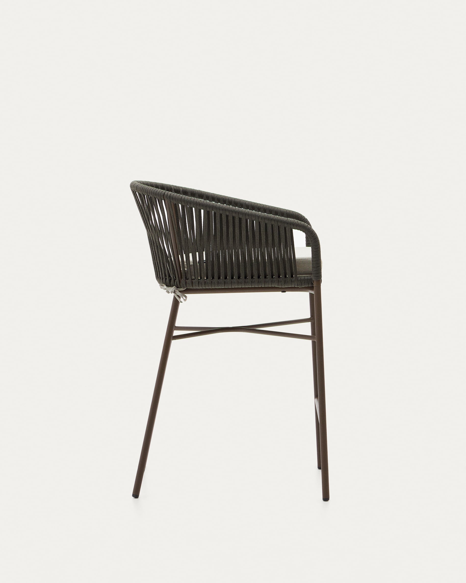 Yanet Hocker: Grünes Seil & Stahl, 58 cm, modern von Kave Home.