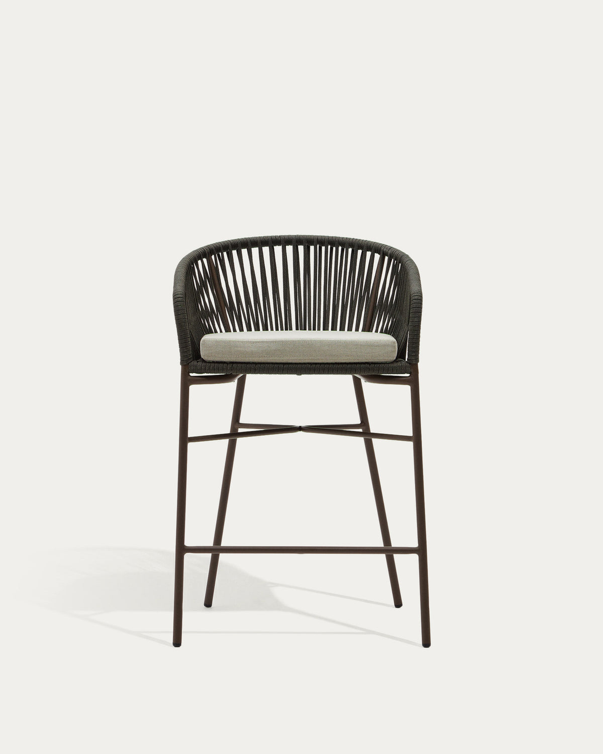 Yanet Hocker aus grünem Seil und verzinktem Stahl, Höhe 65 cm in Grün präsentiert im Onlineshop von KAQTU Design AG. Outdoor-Barstuhl mit Armlehne ist von Kave Home