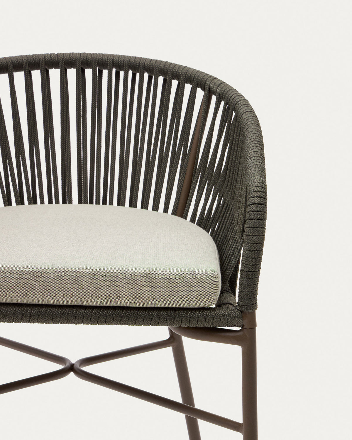 Yanet Hocker aus grünem Seil und verzinktem Stahl, Höhe 65 cm in Grün präsentiert im Onlineshop von KAQTU Design AG. Outdoor-Barstuhl mit Armlehne ist von Kave Home