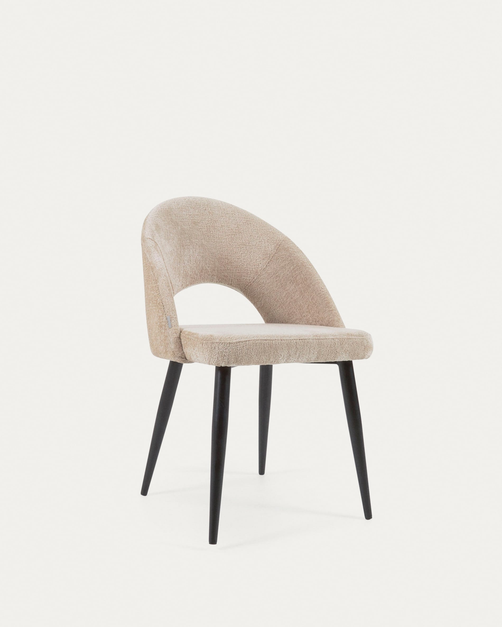 3D-Modell des Stuhls Mael: Beiger Chenille, schwarze Stahlbeine, Mid-Century-Stil, elegant und langlebig.