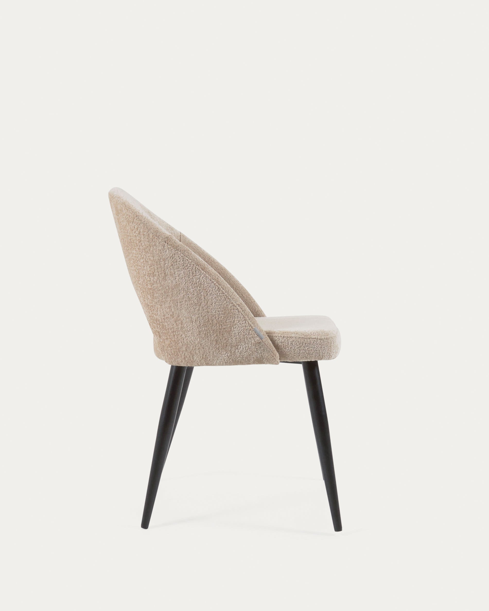 Stuhl Mael: Beiger Chenille, schwarze Stahlbeine, modern von Kave Home.