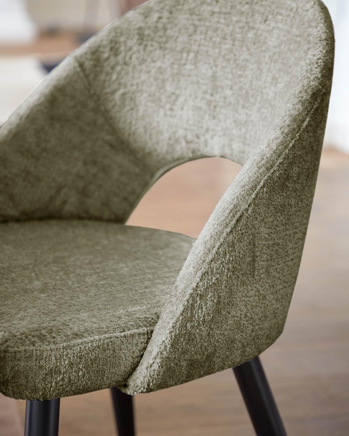 Stuhl Mael aus grünem Chenille und Stahlbeinen mit schwarzem Finish in Grün, Schwarz präsentiert im Onlineshop von KAQTU Design AG. Stuhl ist von Kave Home