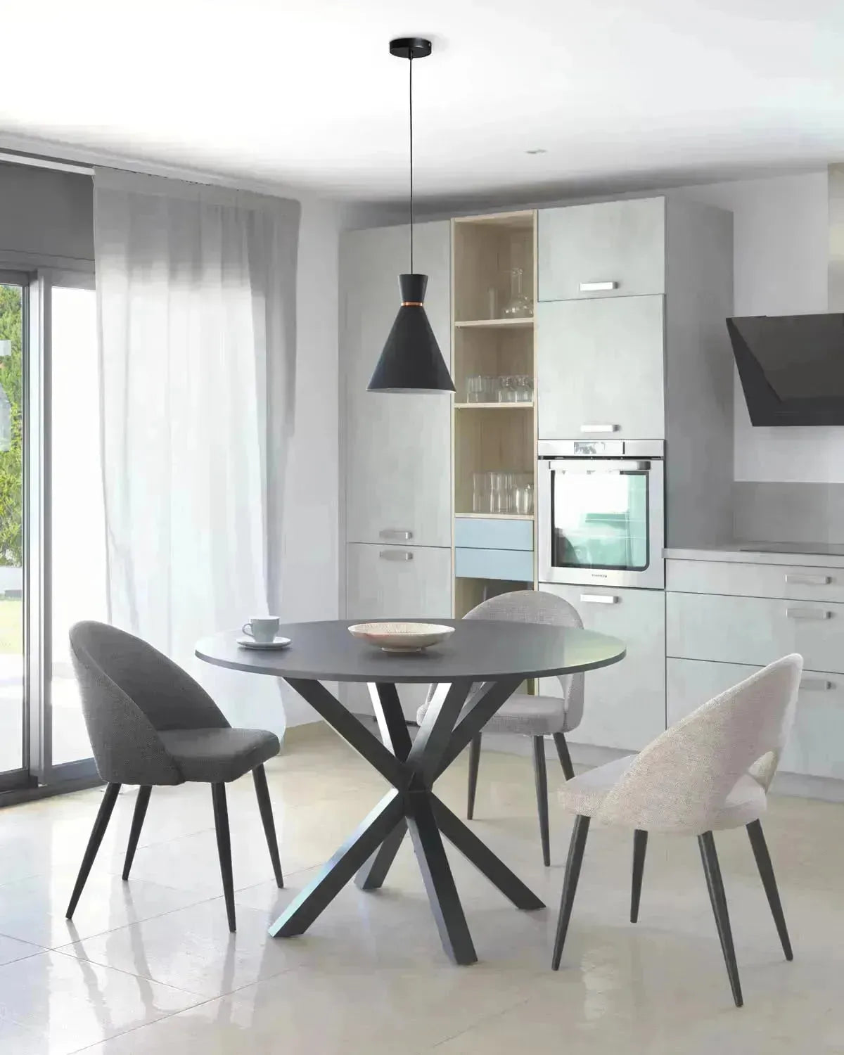 Eleganter Mael Stuhl in Grau mit schwarzem Stahlgestell von Kave Home.