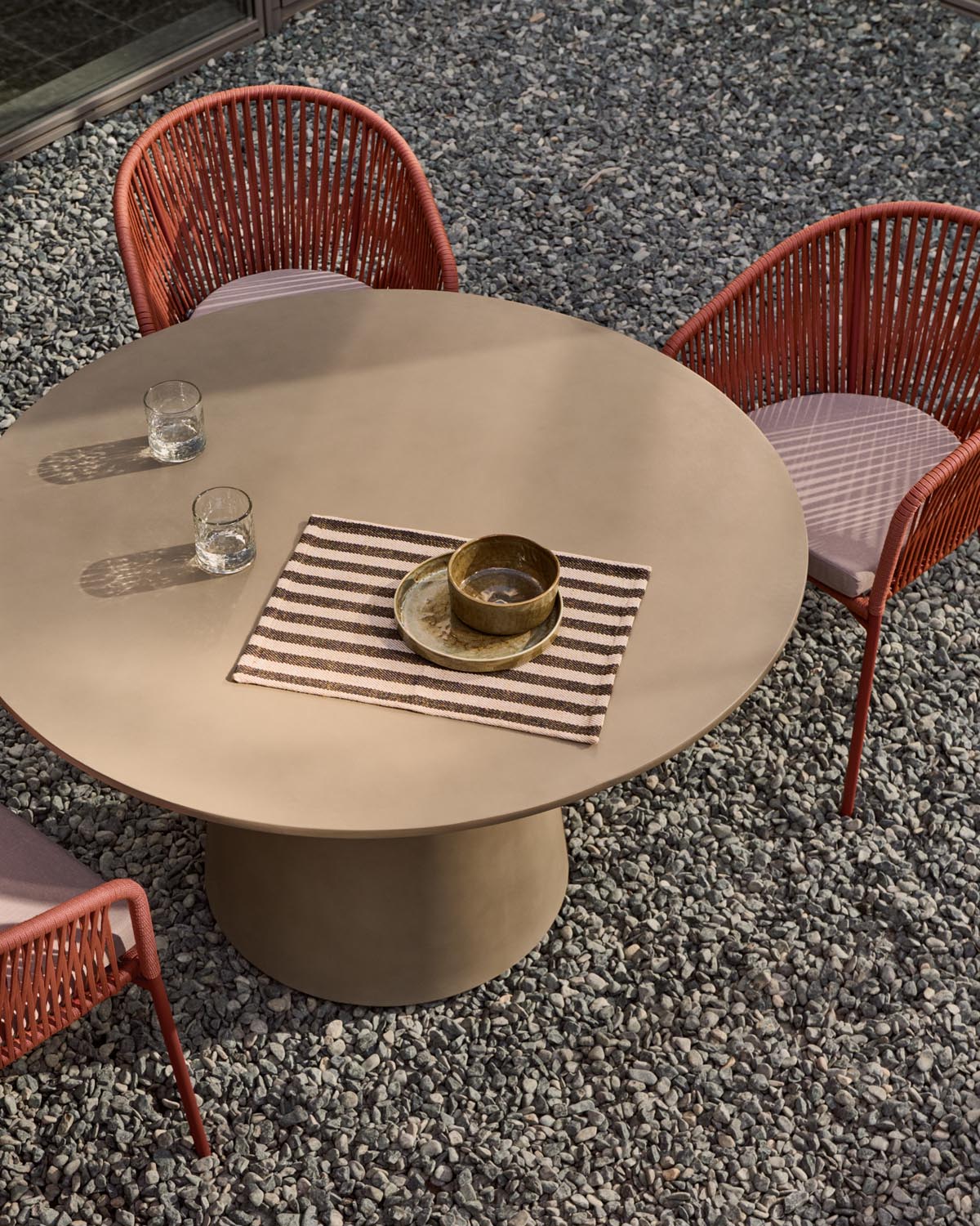 Itai Zementtisch Ø120: Modernes Design für Ihren Aussenbereich.