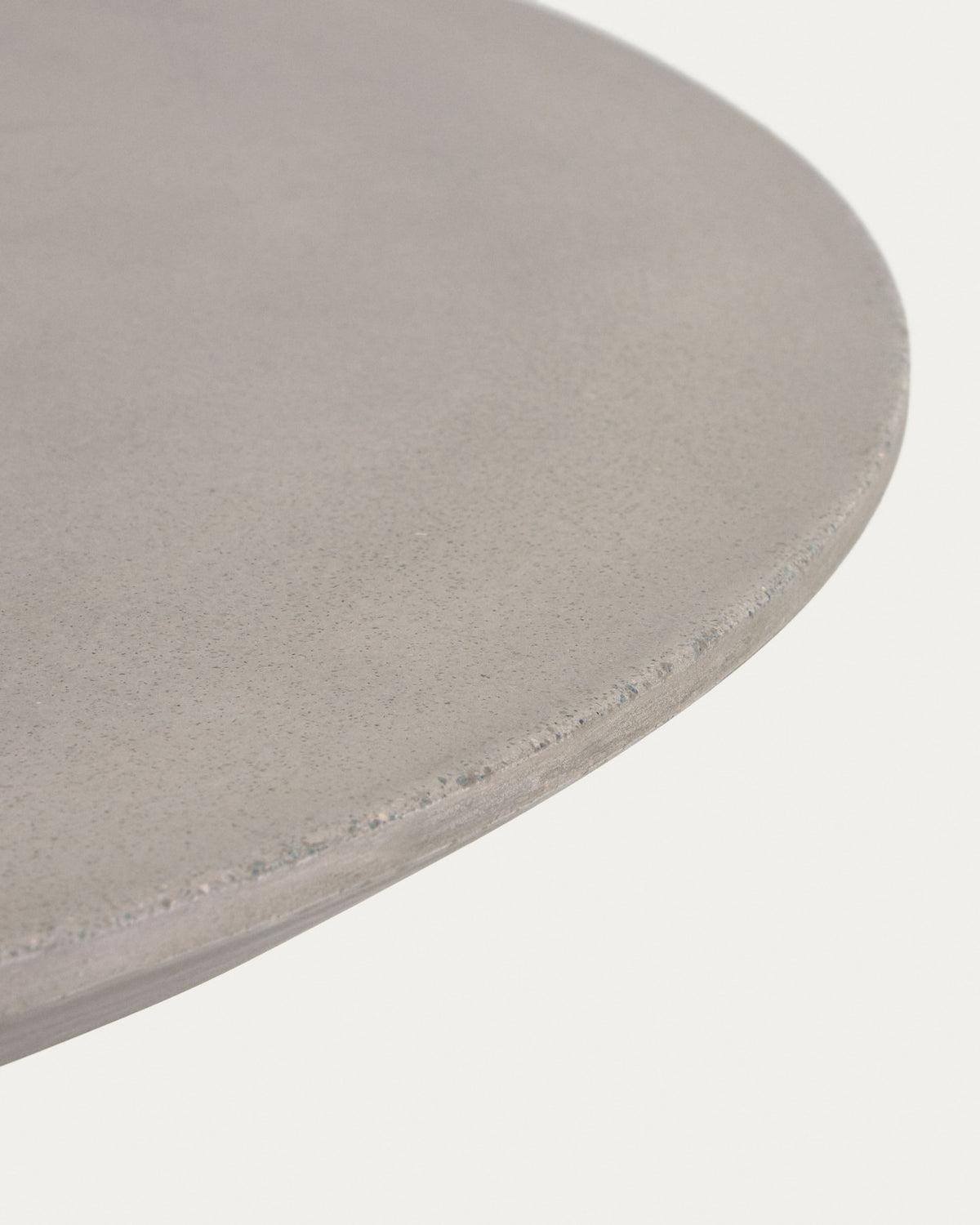 Itai runder Outdoor Tisch aus Zement Ø 90 cm in Natur präsentiert im Onlineshop von KAQTU Design AG. Gartentisch ist von Kave Home