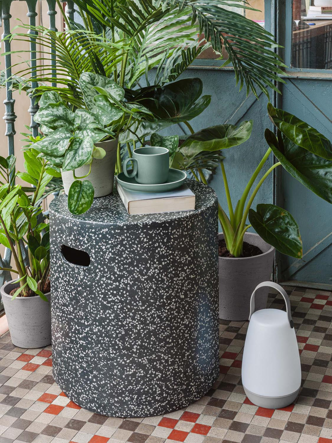 Jenell Fußablage aus Terrazzo schwarz Ø 35 cm in Schwarz präsentiert im Onlineshop von KAQTU Design AG. Hocker Outdoor ist von Kave Home