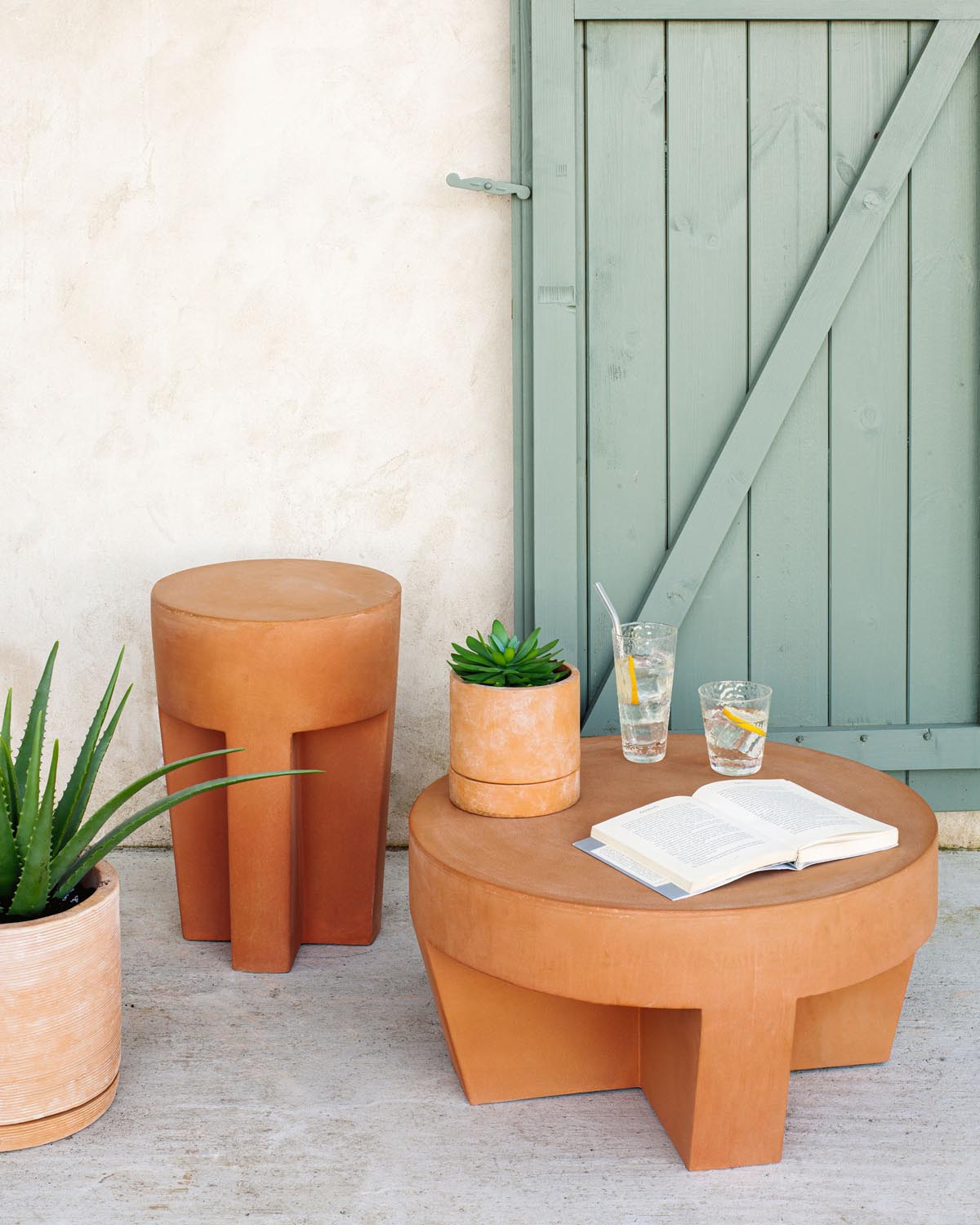 Vilena runder Outdoor Couchtisch aus Terrakotta Ø 60 cm in Natur präsentiert im Onlineshop von KAQTU Design AG. Beistelltisch ist von Kave Home