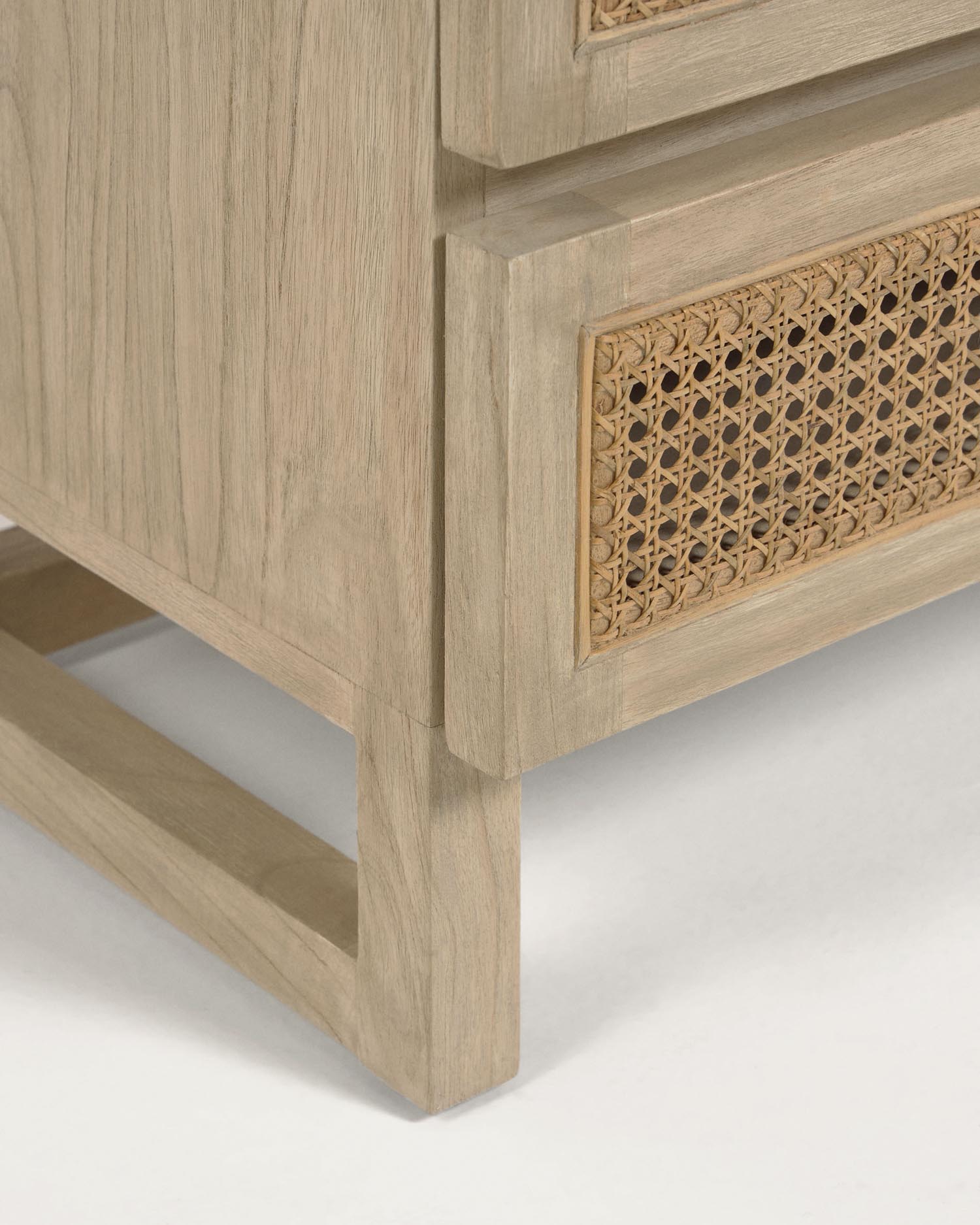 Die Rexit Kommode von Kave Home kombiniert massives Mindi-Holz und handgeflochtenes Rattan, bietet 5 Schubladen für praktischen und stilvollen Stauraum.