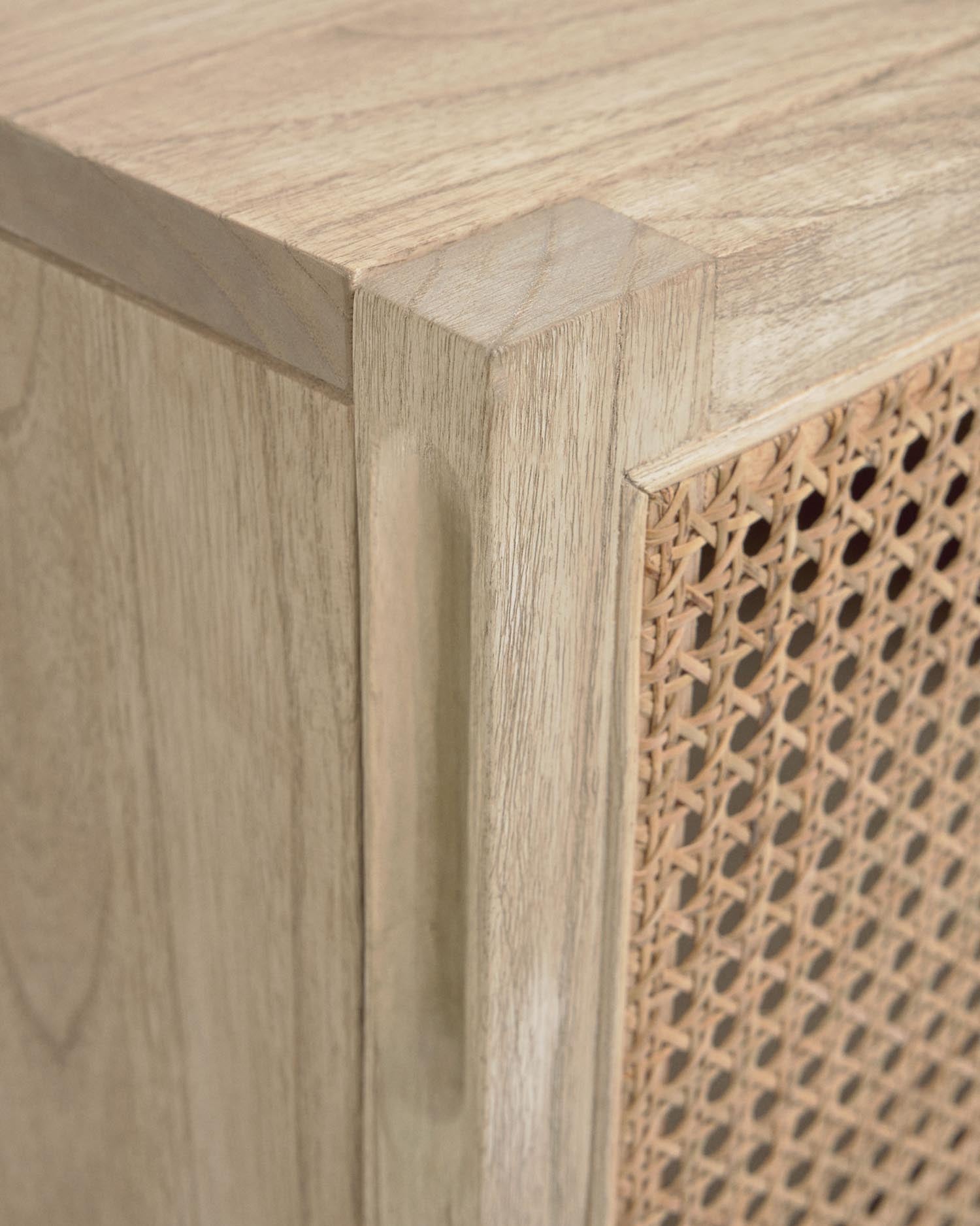 Der Rexit Nachttisch von Kave Home vereint edles Mindi-Holz und Rattan in einem kompakten Design. Ideal für moderne Schlafzimmer mit Stil.