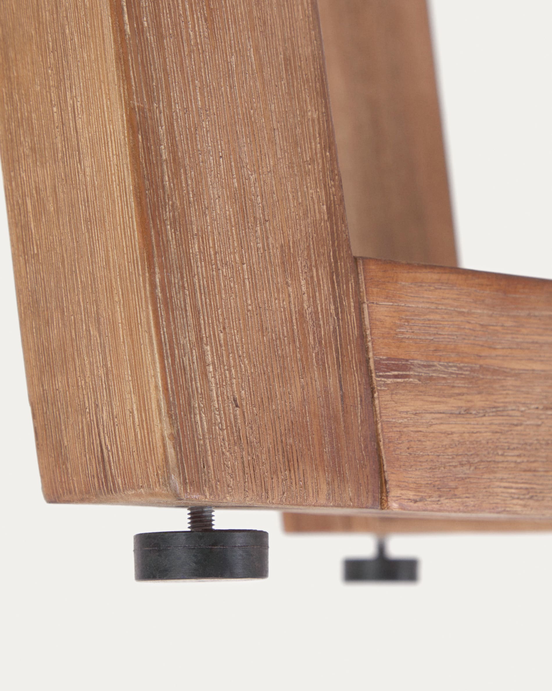 Moderner runder Tisch mit weißer Terrazzo-Platte und Akazienholzgestell, Ø 120 cm, ideal für stilvolle Essbereiche, von Kave Home.