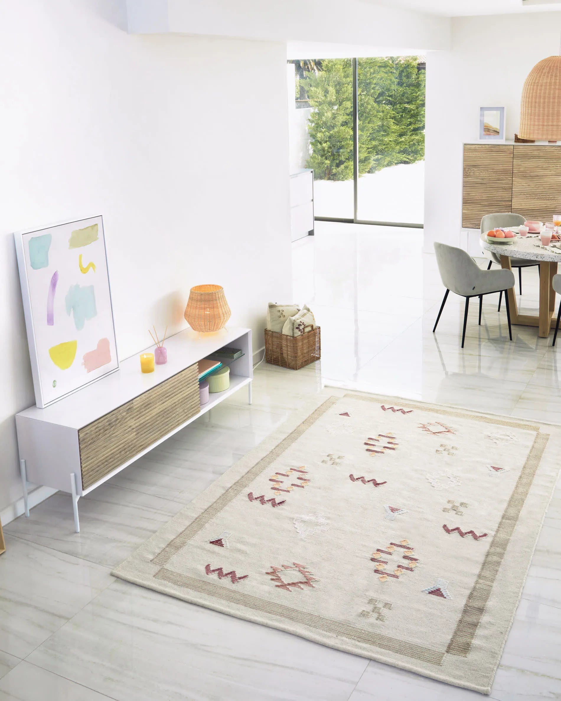 Eleganter runder Tisch mit weißer Terrazzo-Oberfläche und Akazienholzgestell, Ø 120 cm, perfekt für moderne Wohnräume, von Kave Home.