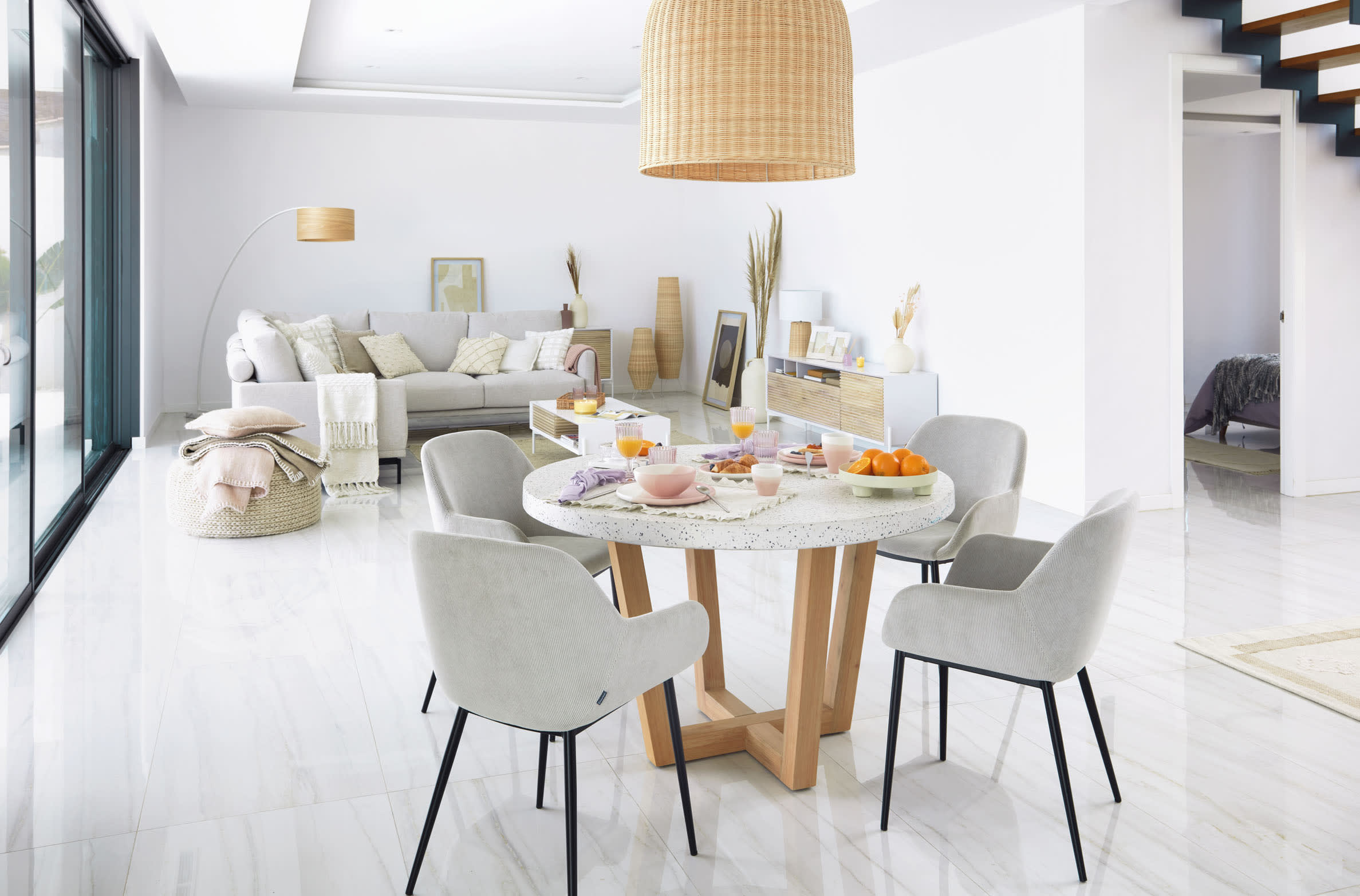 Moderner runder Tisch mit weißer Terrazzo-Platte und Akazienholzgestell, Ø 120 cm, ideal für stilvolle Essbereiche, von Kave Home.