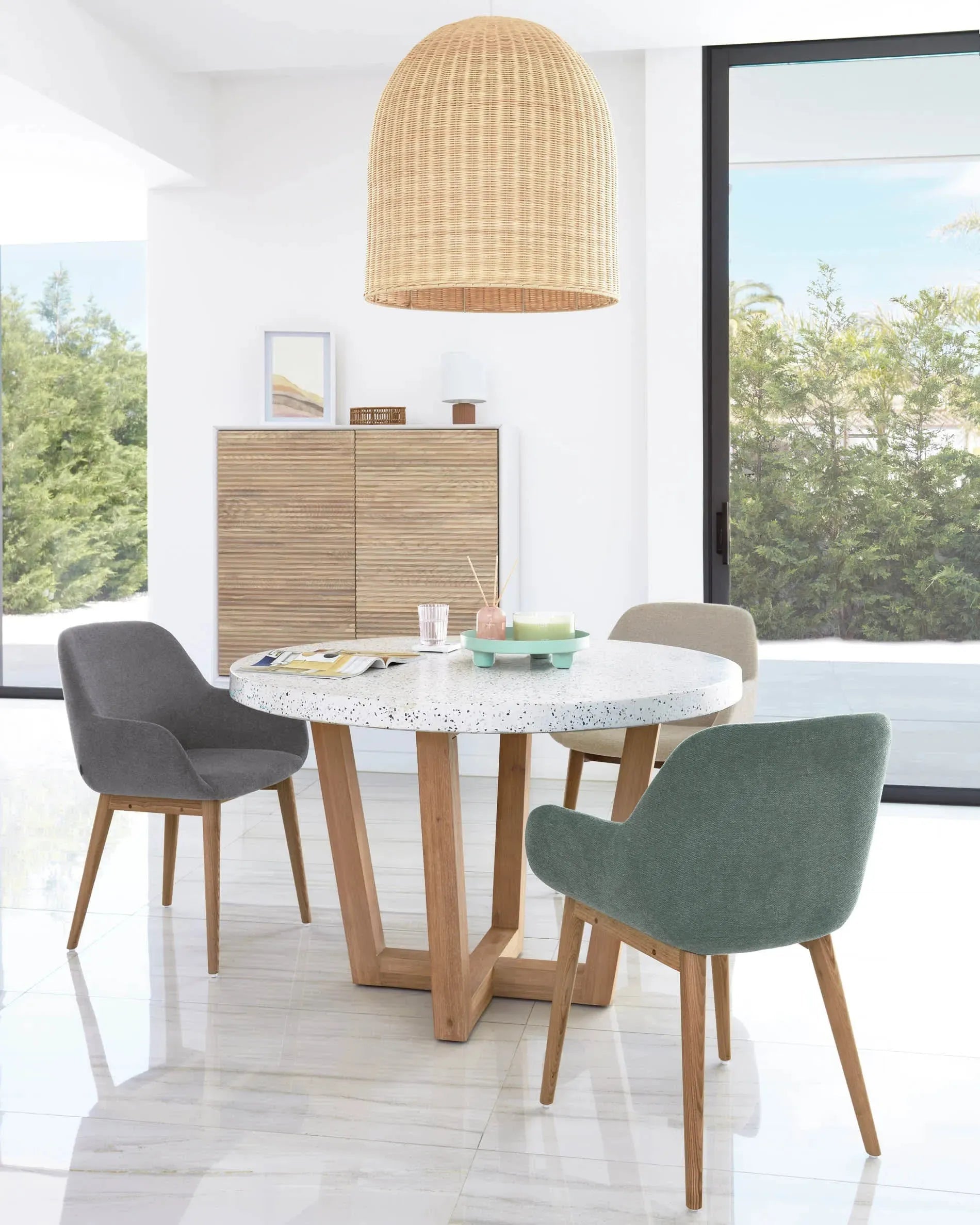 Moderner runder Tisch mit weißer Terrazzo-Platte und Akazienholzgestell, Ø 120 cm, ideal für stilvolle Essbereiche, von Kave Home.