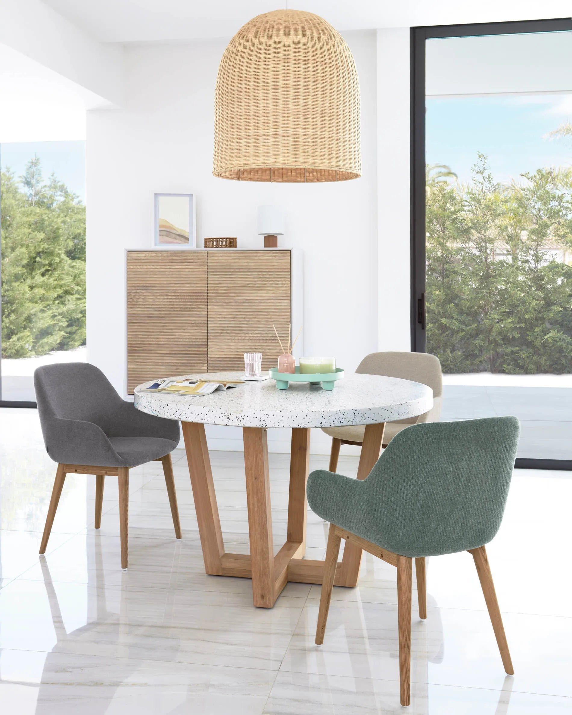 Eleganter runder Tisch mit weißer Terrazzo-Oberfläche und Akazienholzgestell, Ø 120 cm, perfekt für moderne Wohnräume, von Kave Home.